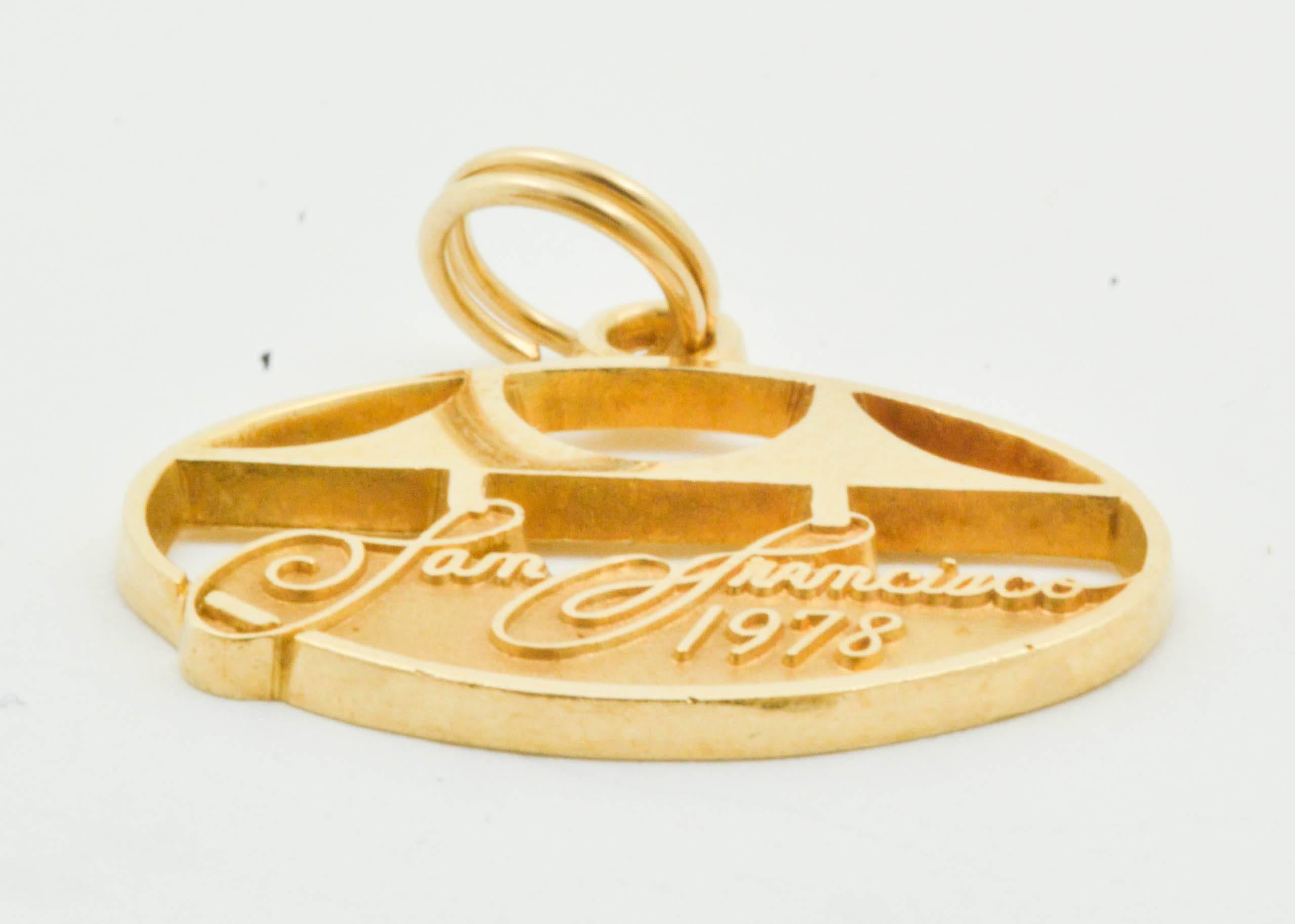Fashioned in 10kt yellow gold, this charm depicts a stylized representation of the Golden Gate Bridge with “San Francisco 1978” embossed below it. This oval-shaped charm measures 15.86x22.34x1.45mm and weighs 3g.