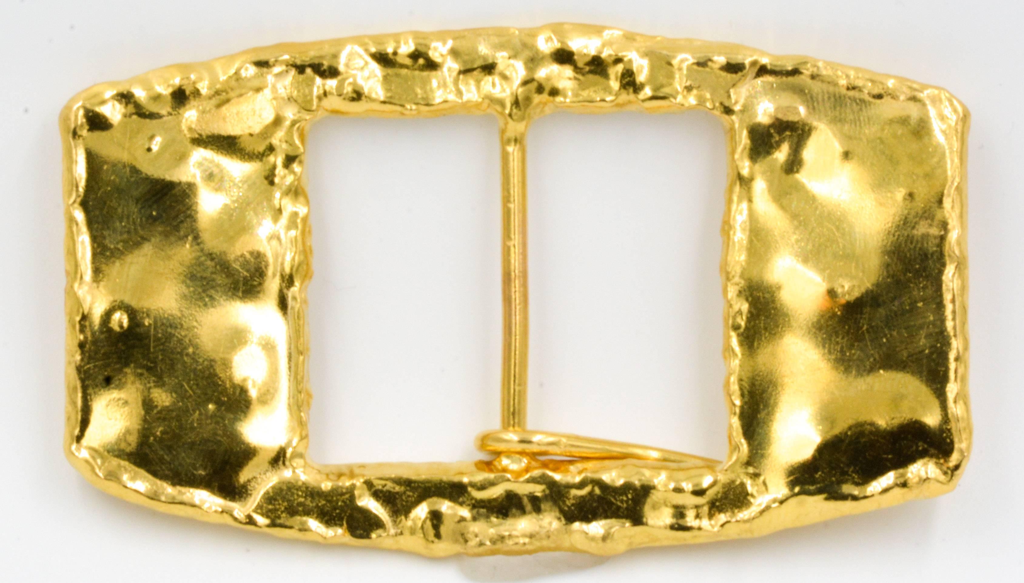 This classic Jean Mahie buckle is fashioned from 22kt yellow gold and features the quintessential 