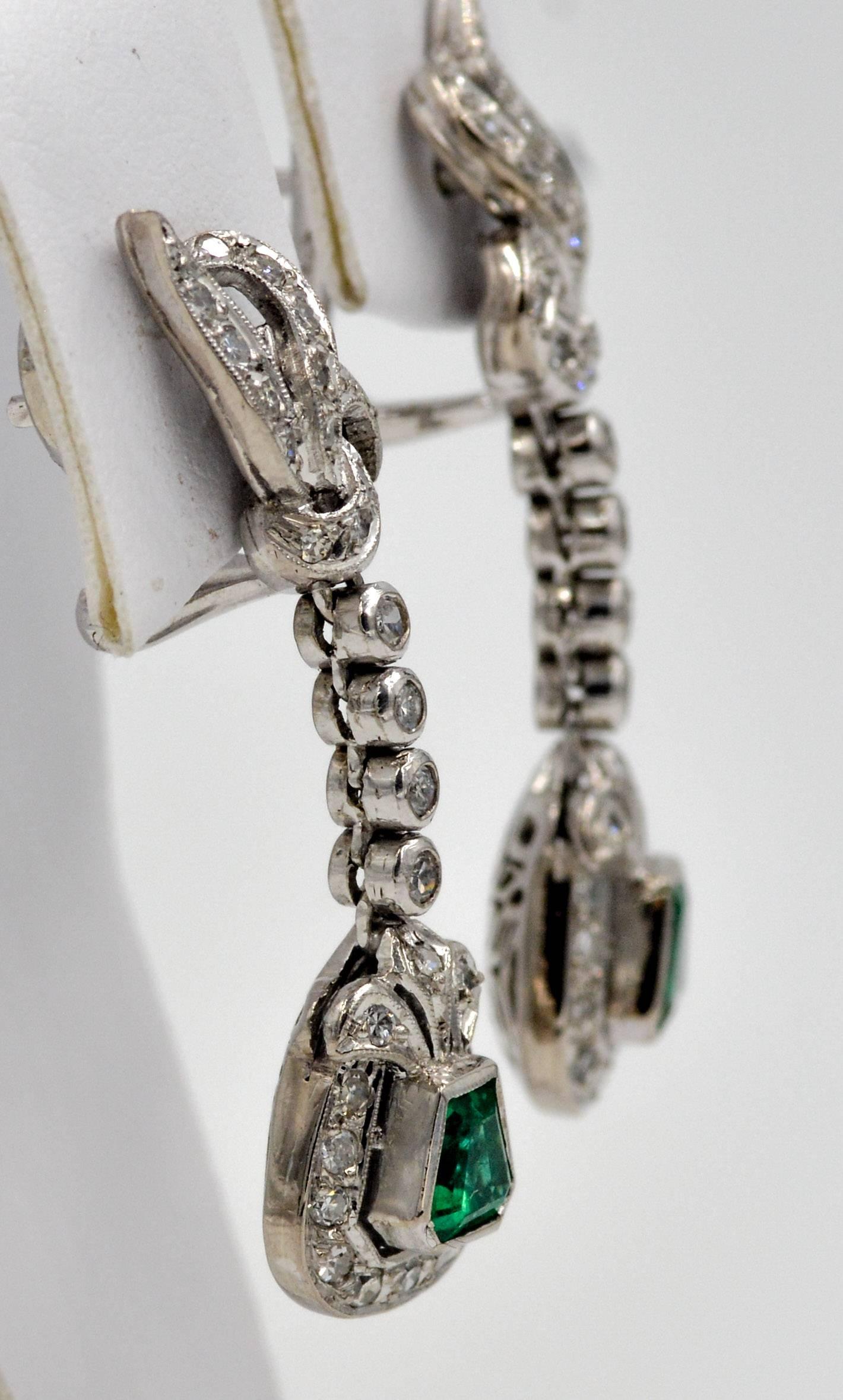 1950s Retro Emerald Diamond Palladium Drop Earrings In Excellent Condition In Dallas, TX