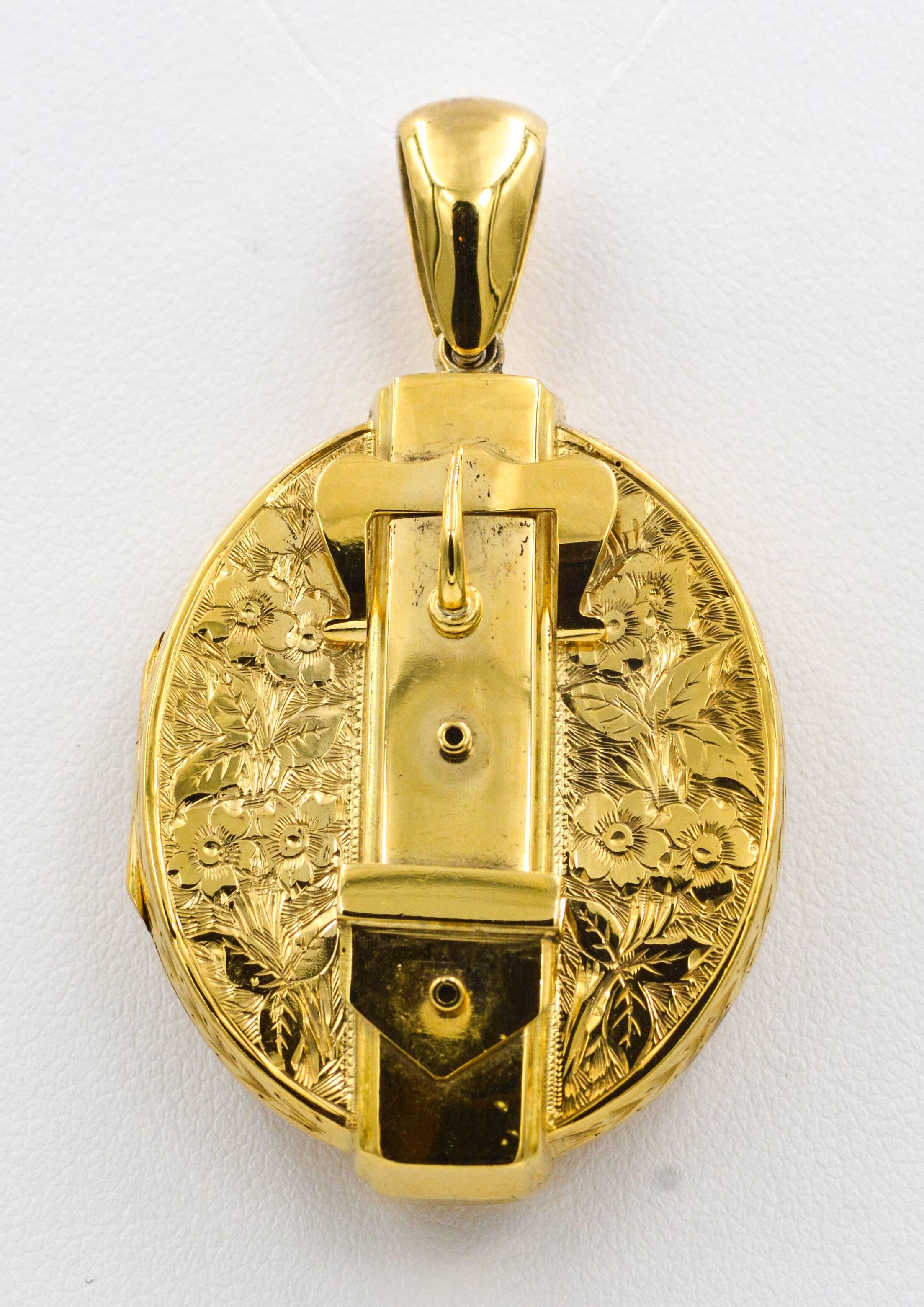 Victorian Hand Engraved Yellow Gold Locket In Good Condition In Dallas, TX