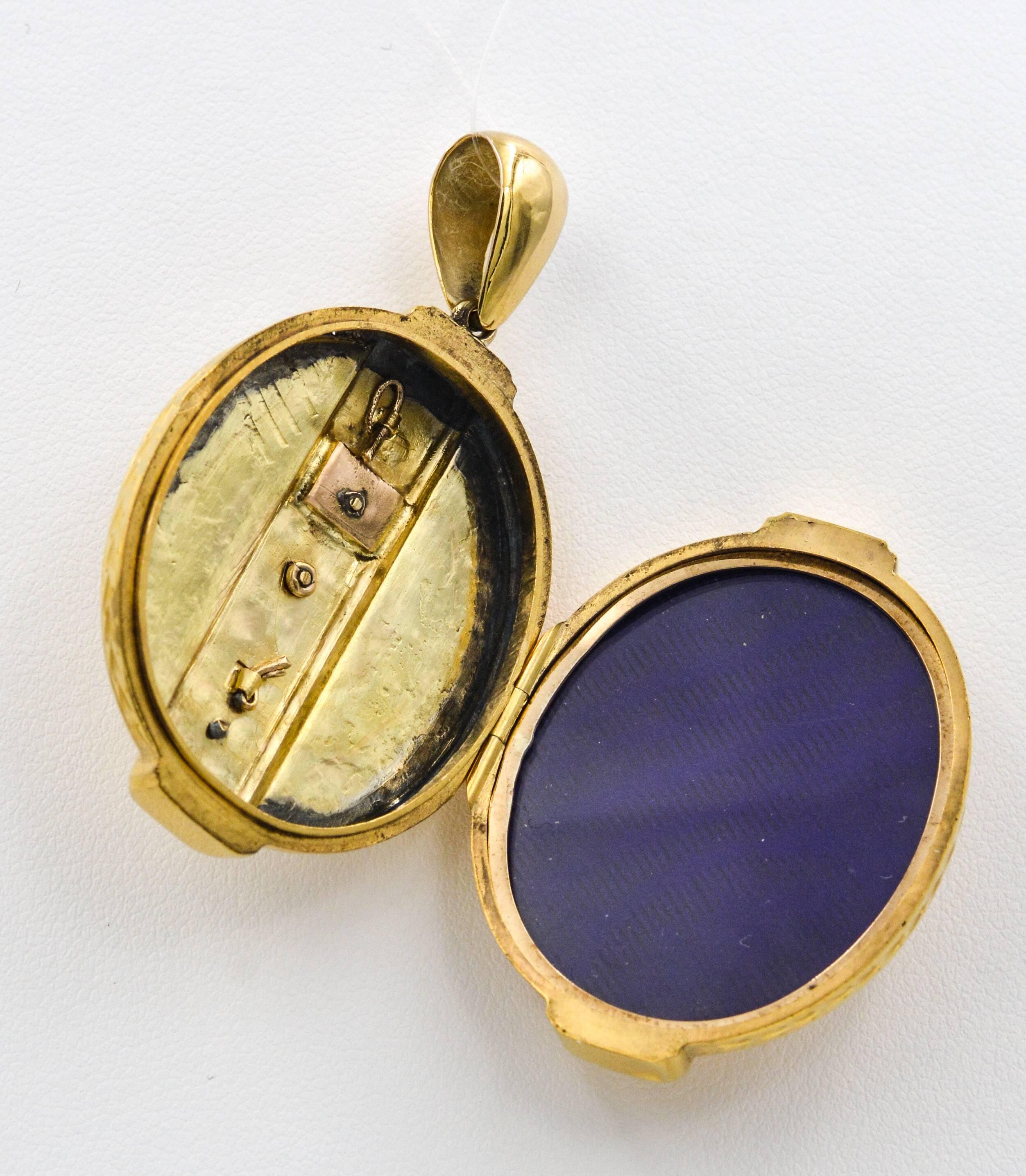 Victorian Hand Engraved Yellow Gold Locket 2