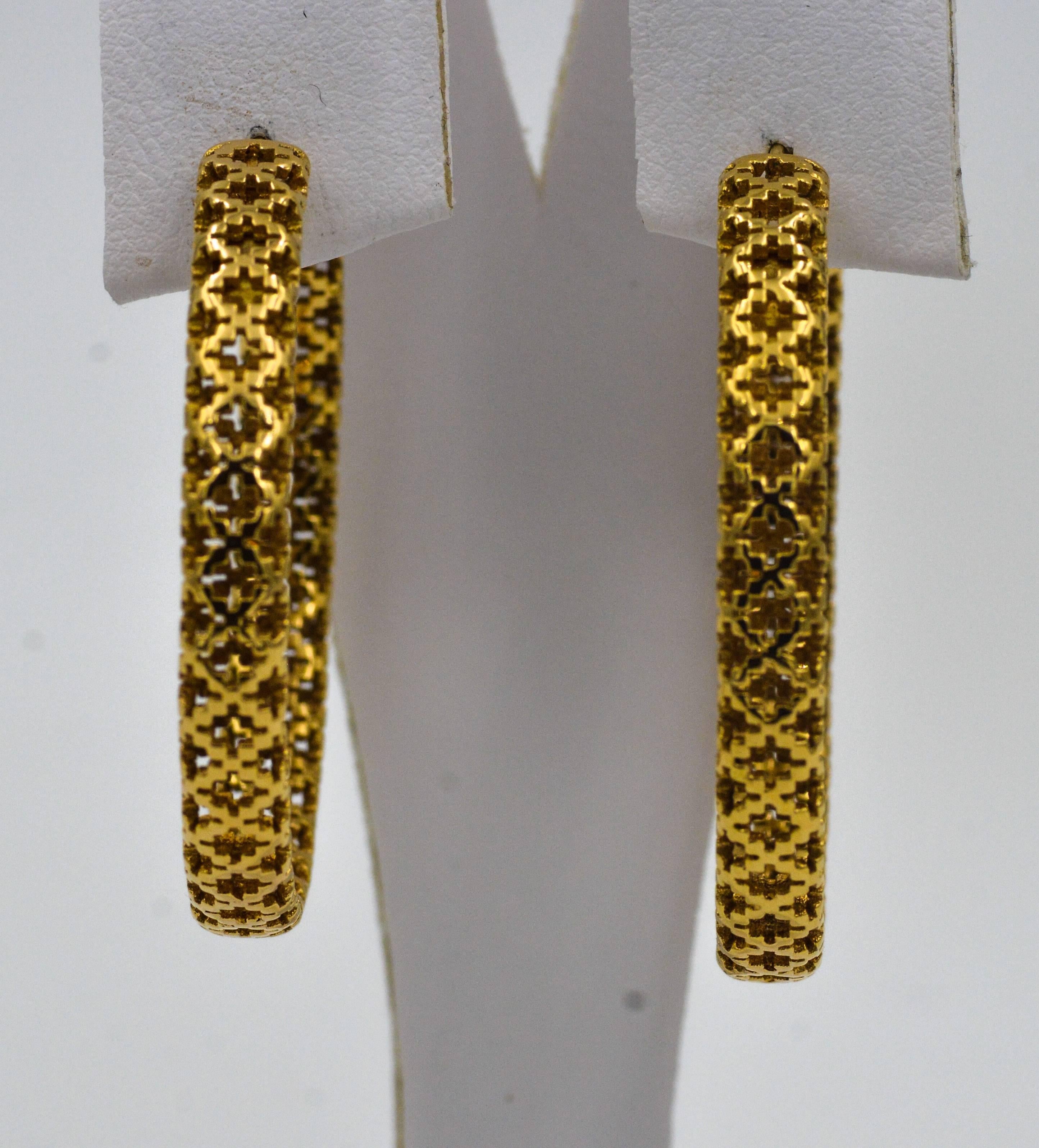 This pair of classic Gucci Diamantissima hoop earrings have been designed with a light elegant cut out crown work style.  The hoop are light enough to be very comfortable to wear and yet the visual appearance is substantial and noticeable.  The