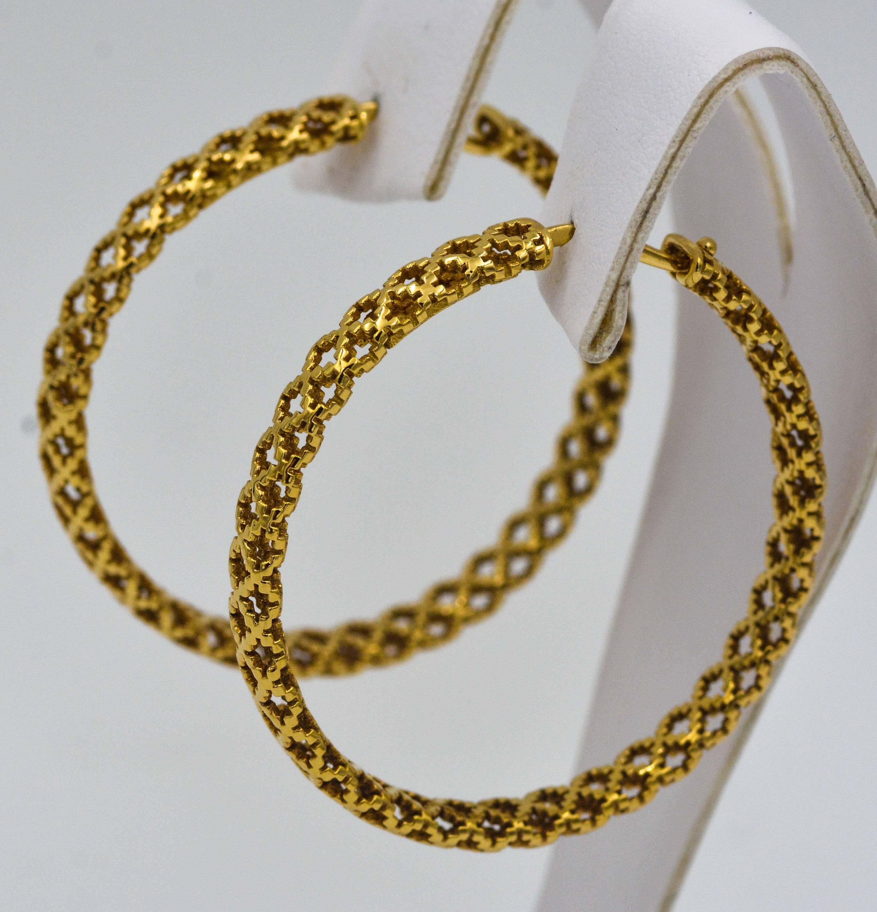 Modern Gucci Classic Gold Diamantissima Light Hoop Earrings