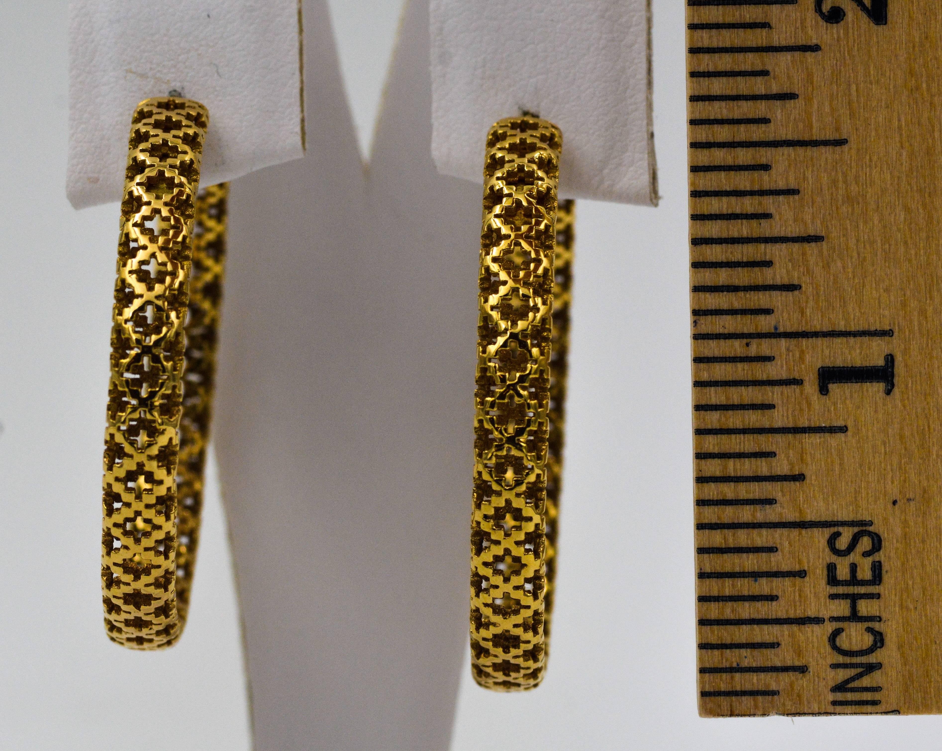 Gucci Classic Gold Diamantissima Light Hoop Earrings In New Condition In Dallas, TX