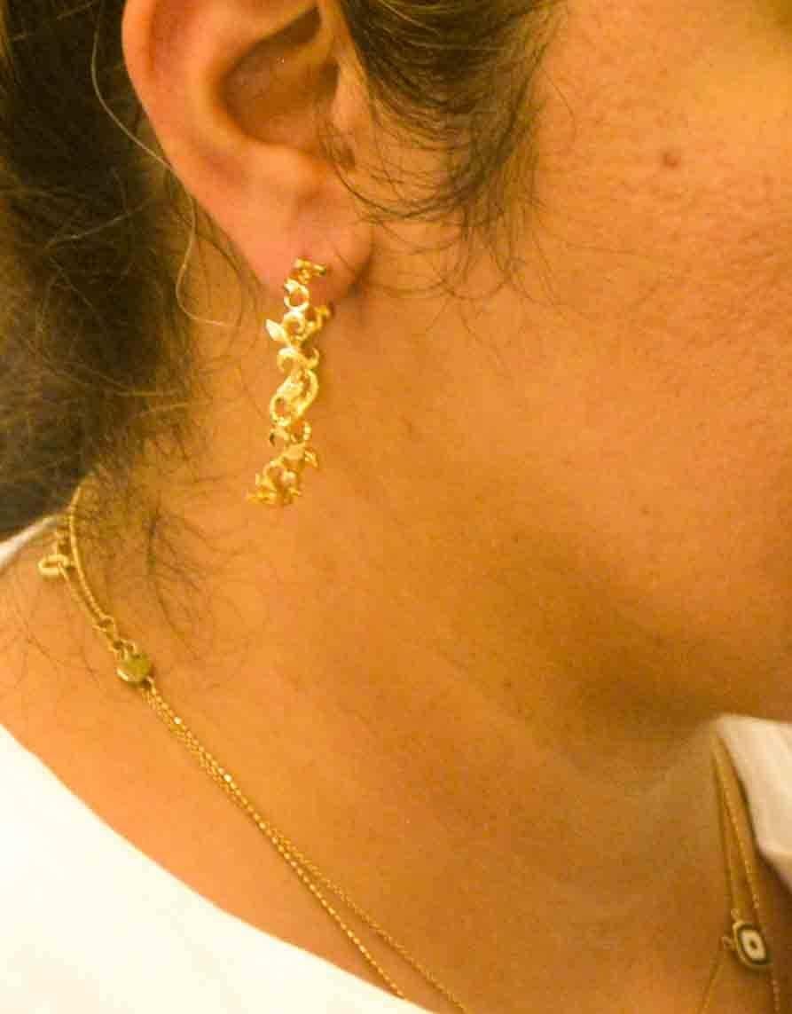 Modern Katie Decker 18 kt Yellow Gold Ivy Scroll Hoop Earrings