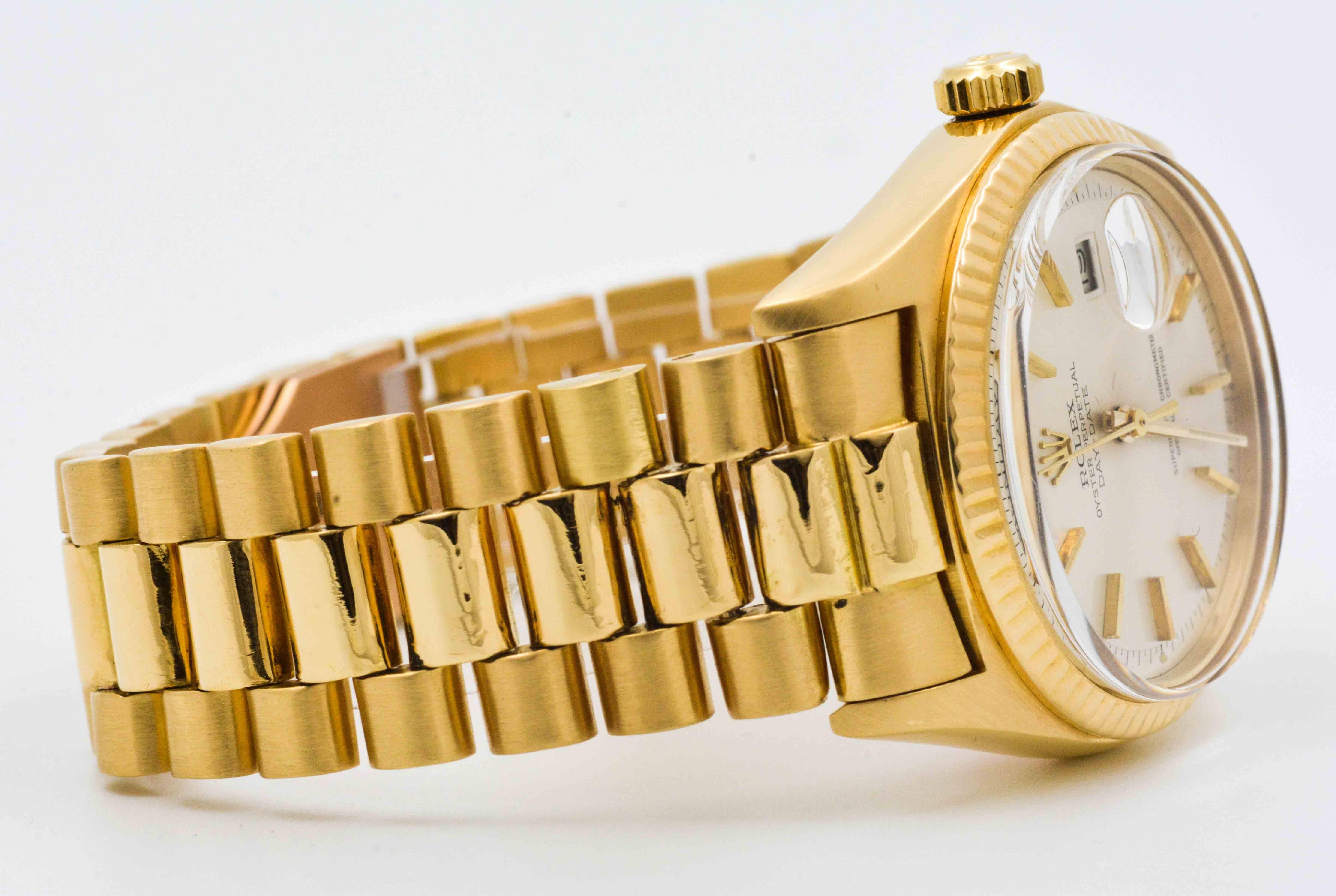 Continuing to be the watch par excellence of influential people, this 18kt yellow gold Rolex Day Date will certainly set you apart. Stylish, functional and versatile, this 18kt yellow gold watch is 36 mm with sterling silver stick dial, yellow gold