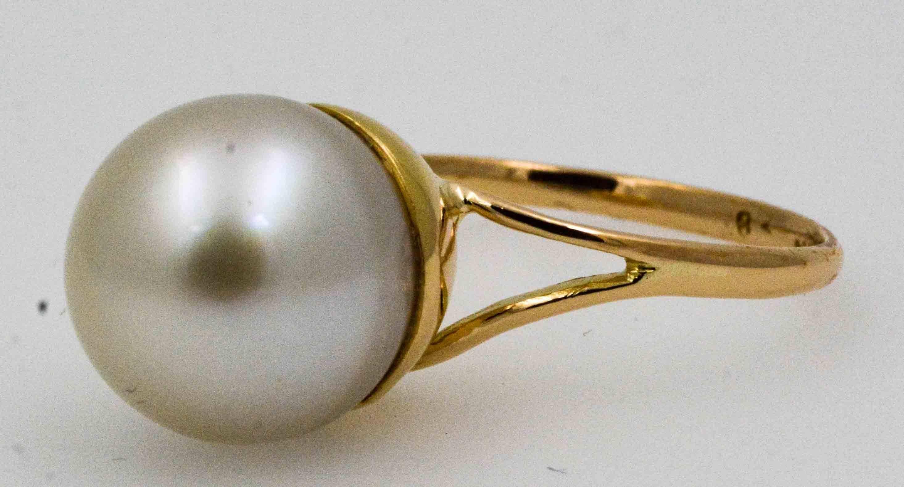 Modern South Sea Cultured Pearl 18 Karat Yellow Gold Ring