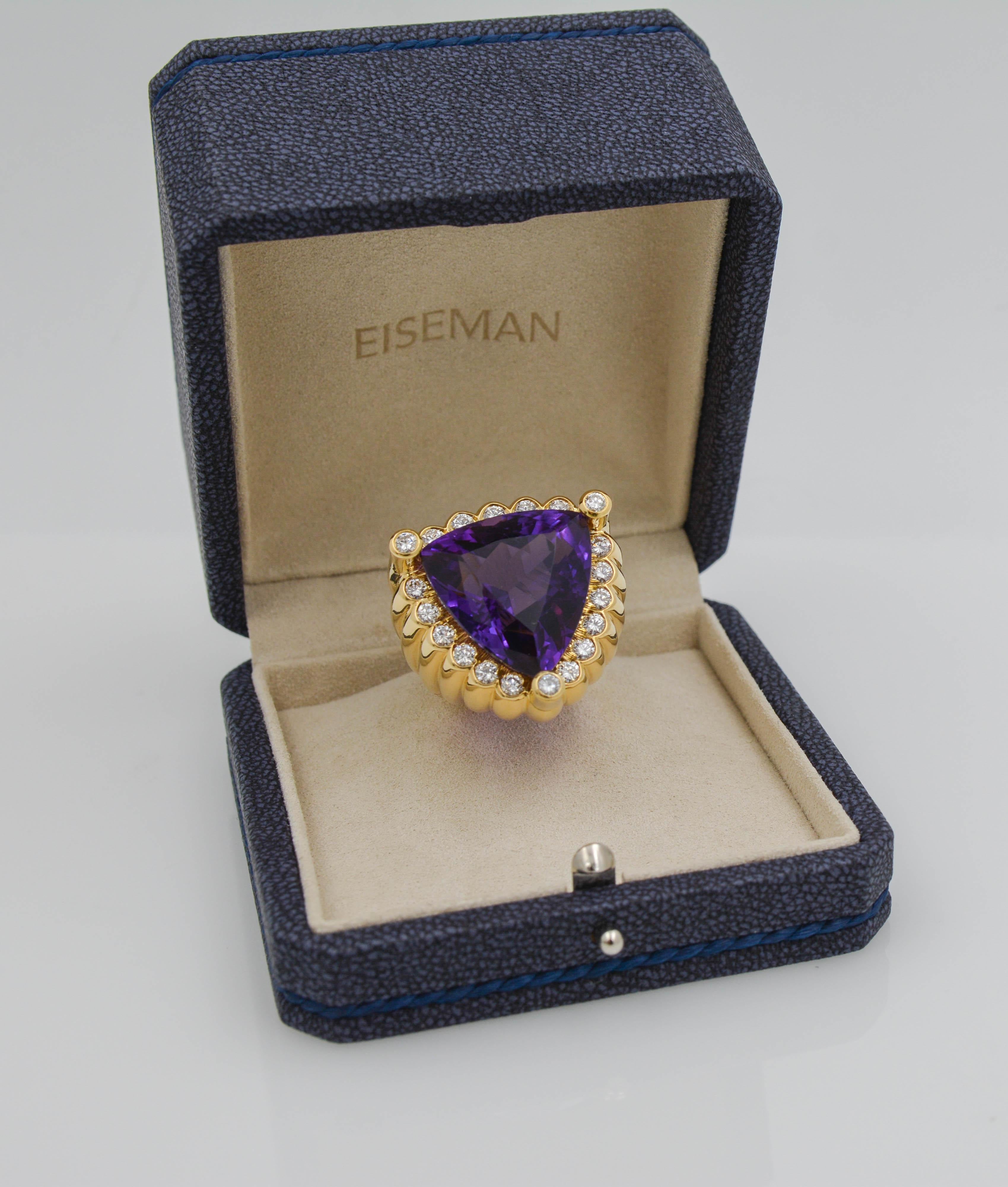 David Webb 18 Karat Yellow Gold Trillion 32.05 Carat Amethyst Diamond Ring (Trillionschliff)