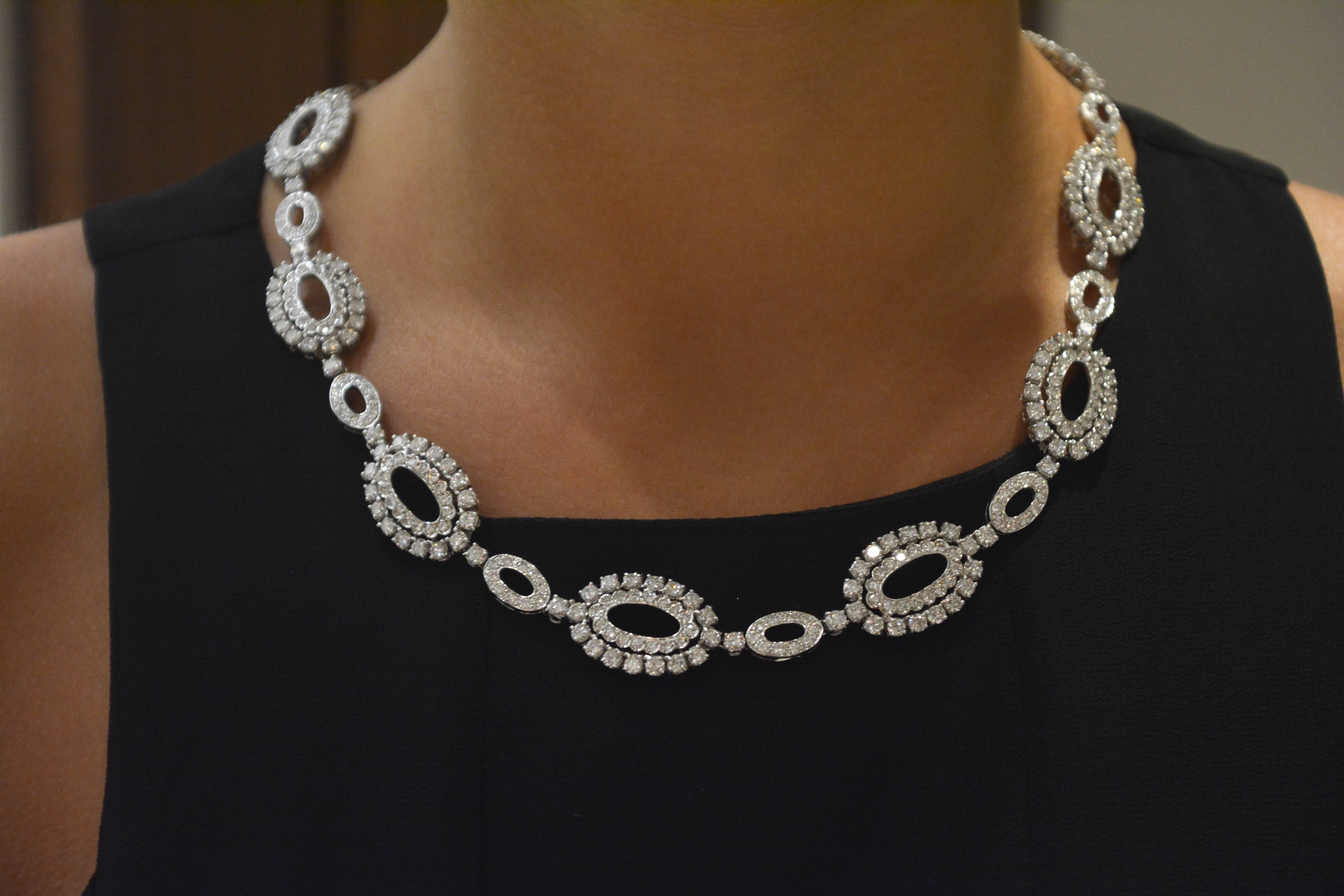 Deco-Retro 18kt White Gold and 26 ct Total Weight Diamond Necklace In Excellent Condition In Dallas, TX
