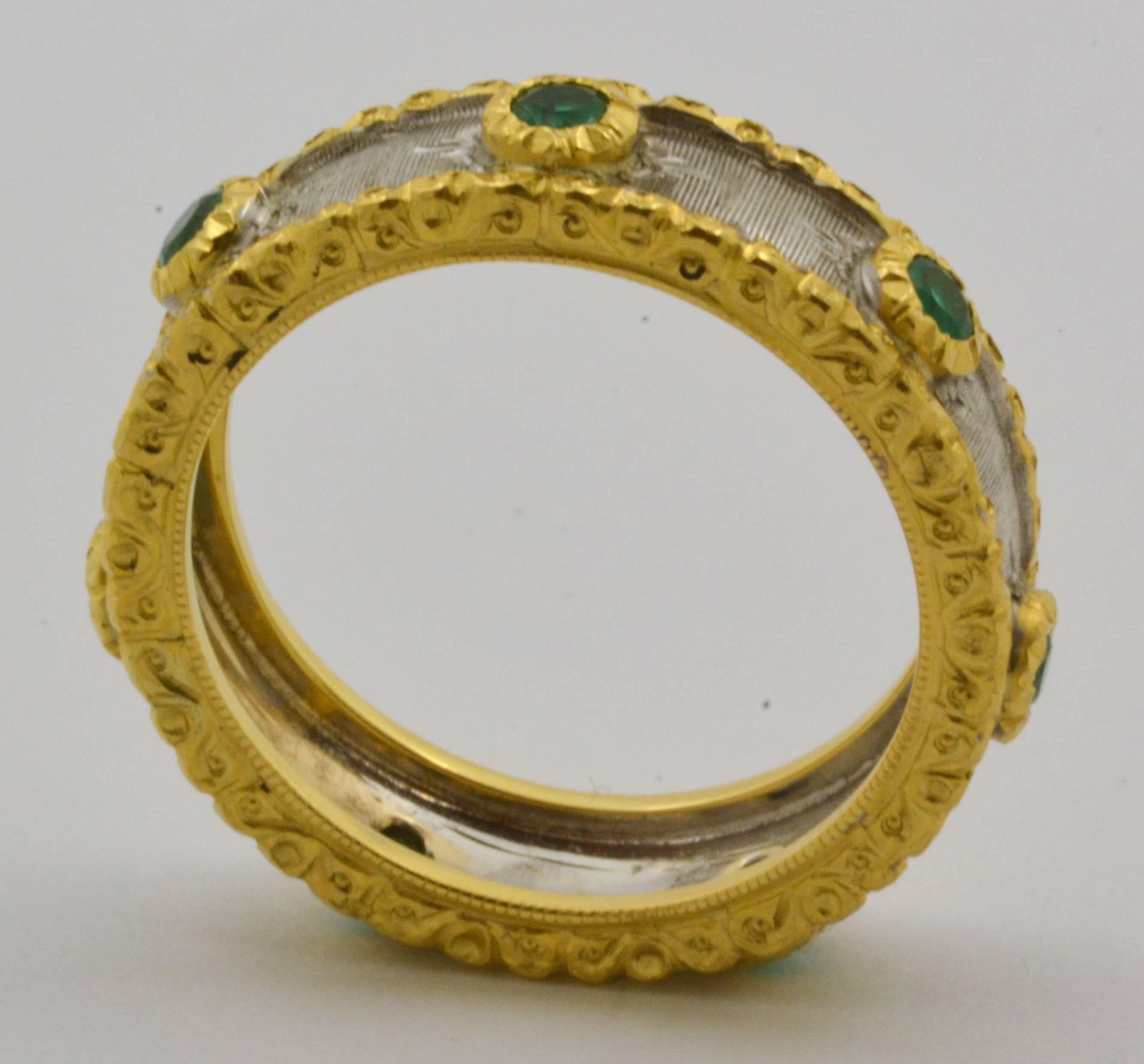 Italian Maini Gioielli Emerald 18 Karat Gold Ring with Hand Engraved Finish In New Condition In Dallas, TX