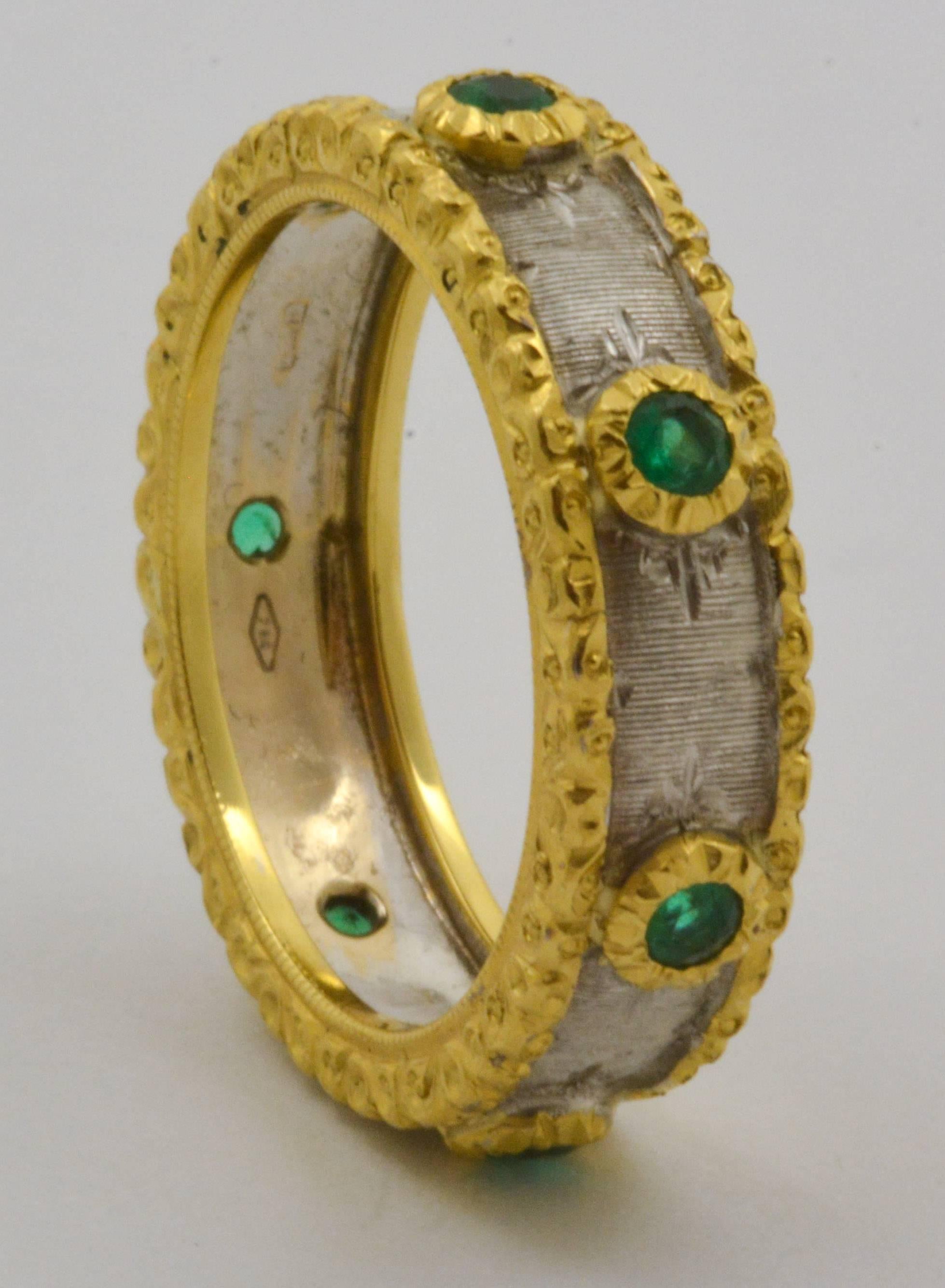 Women's Italian Maini Gioielli Emerald 18 Karat Gold Ring with Hand Engraved Finish