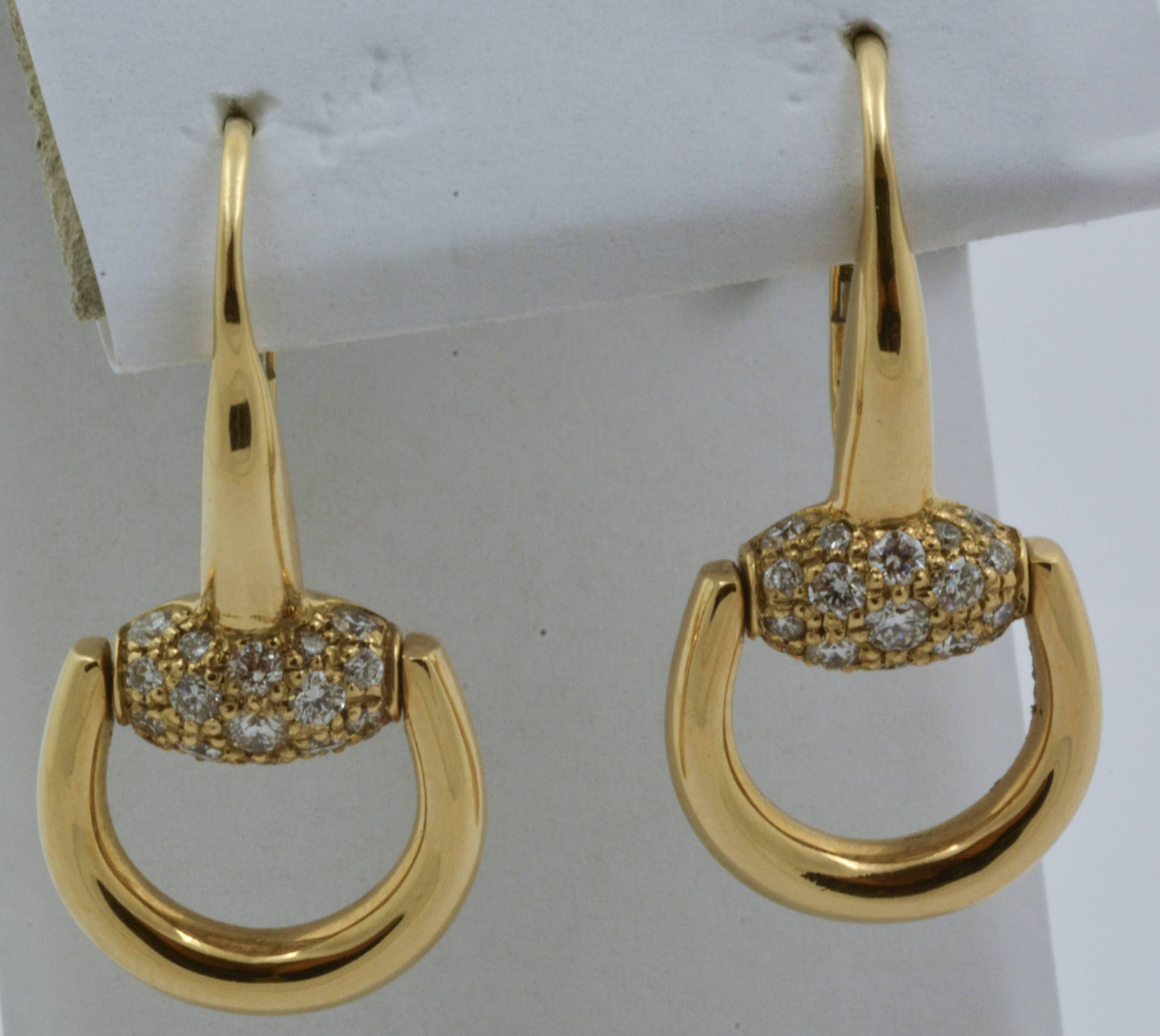 Forty-eight round, brilliant-cut diamonds (0.85 carats, clarity VVS, color G-H) create a sparkle that makes these Gucci-designed earrings unique and lovely. Fashioned from 18kt yellow gold, these horesbit earrings are sure to be noticed.