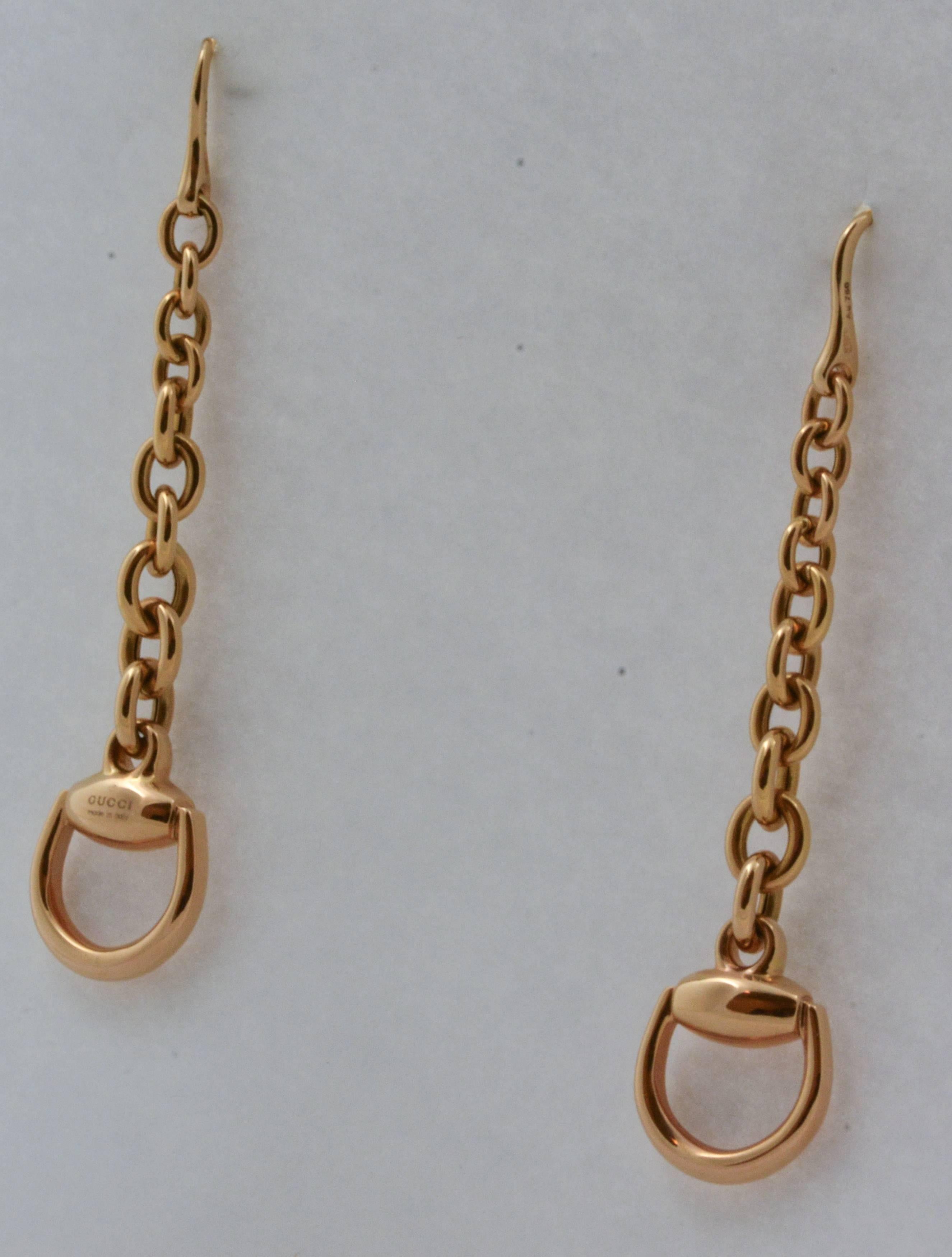 These elegant Gucci 18kt pink gold Horsebit drop earrings form a beautiful chain and snaffle bit design. They hang 2.5in from the ear and are sure to complement any ensemble.