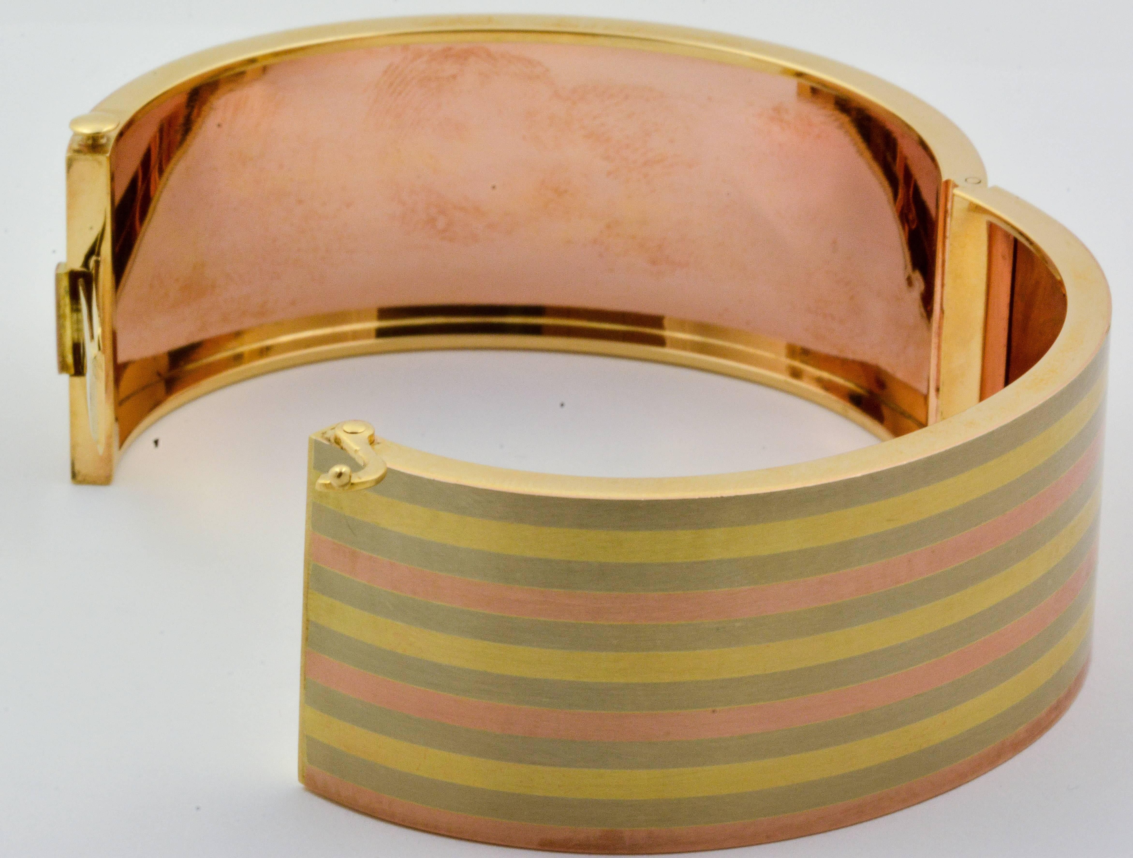 Three Color Gold Striped Hinged Bangle Bracelet In Excellent Condition In Dallas, TX