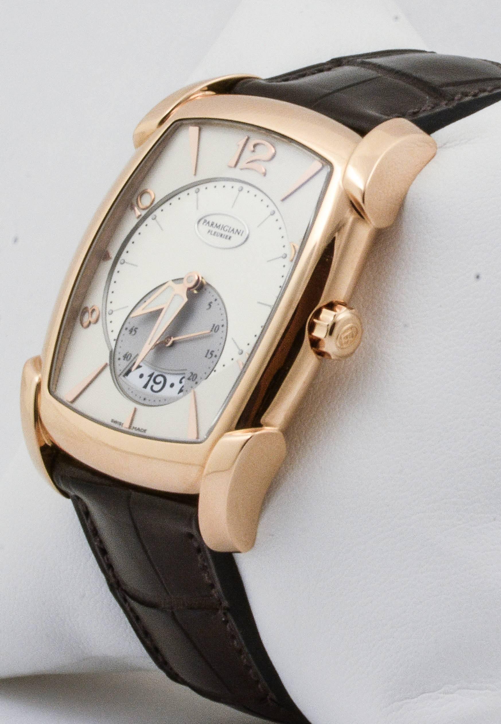18kt rose gold creates a stunning base for this certified pre-owned Parmigiani Kalpa watch. With a unique rectangular shape, this watch measures 37x44mm in size. It comes with an ivory dial, Arabic and dial index markers, a fashionable alligator