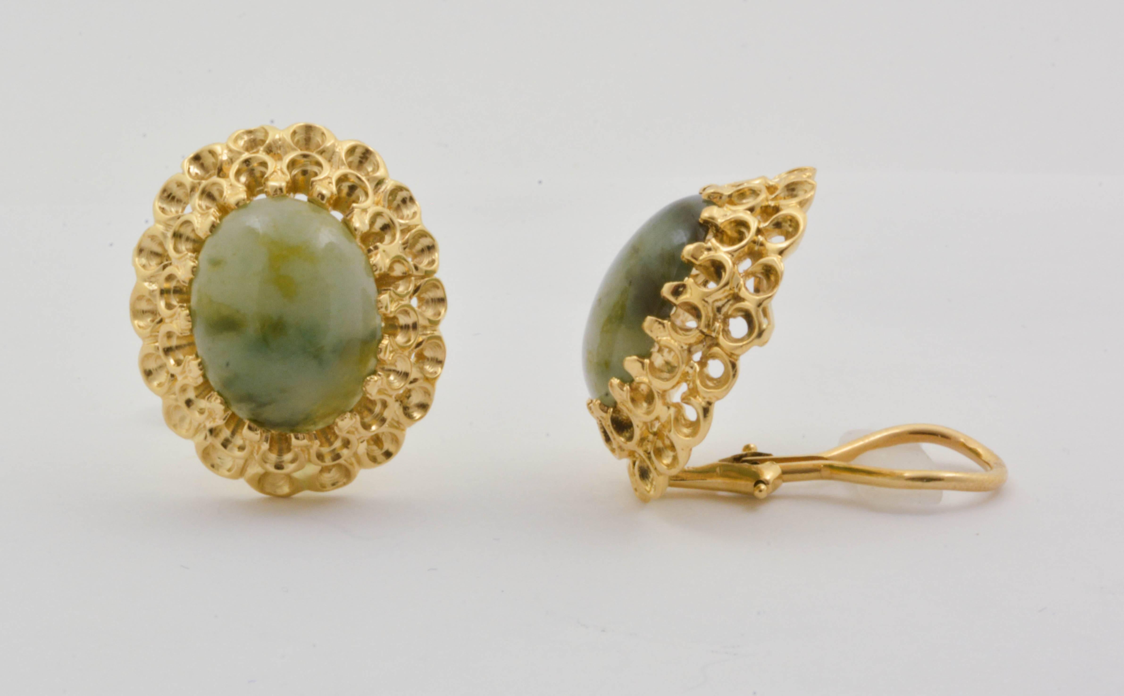 Cabochon Jade Gold Ruffle Clip Earrings In Excellent Condition In Dallas, TX
