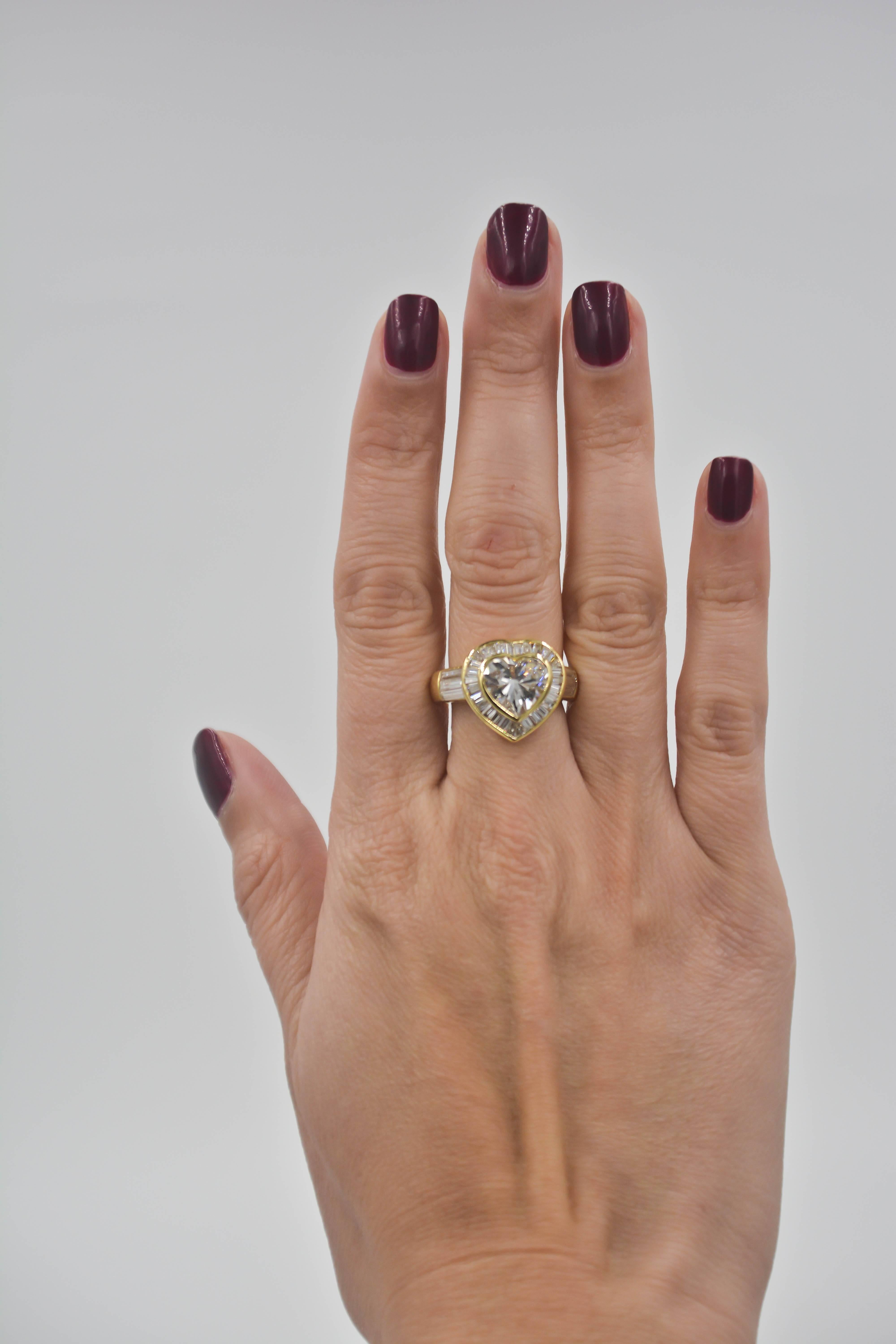 Diese elegante Diamant und 18kt Gelbgold Ring ist mit einem Herzen geschliffenen Diamanten mit einem Gewicht von etwa 3::50 Karat:: H-I Farbe und SI1 Klarheit zentriert.  Dieser prächtige Diamant ist in eine Lünette gefasst und von einem