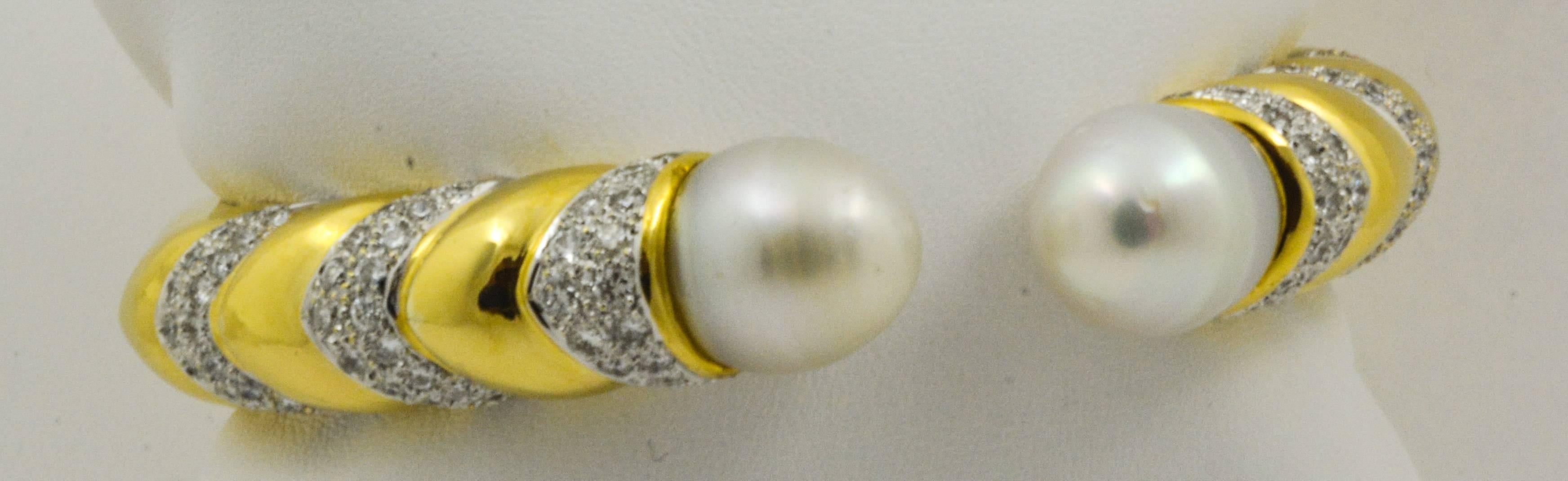 High polished 18kt yellow and white gold create a lovely, eye-catching interplay in this Baroque pearl bracelet. Two oval baroque pearls measuring 12.3x15mm cap each end of the bracelet, adding beauty and elegance to the design. Each side of the