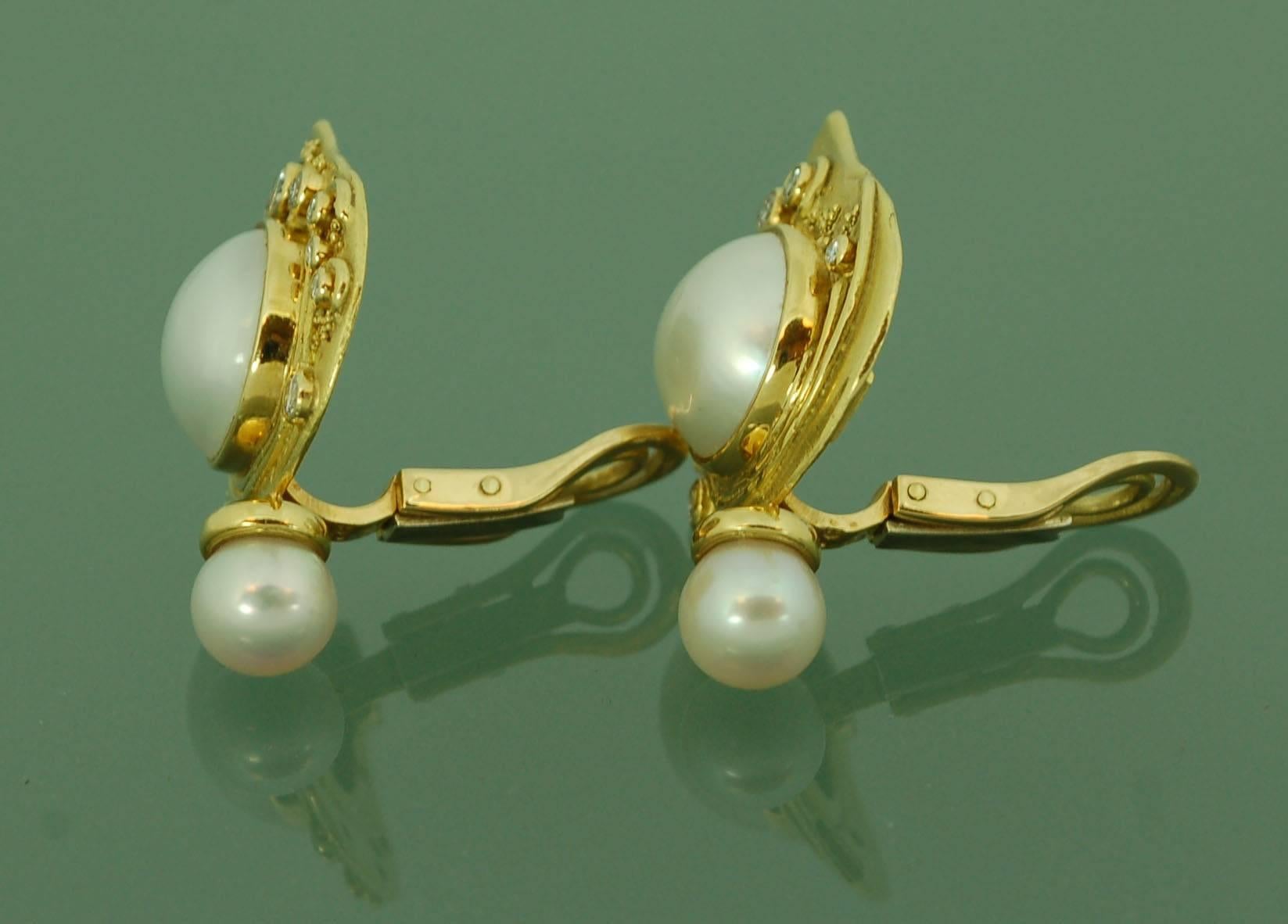 Elizabeth Gage Shiraz Pearl  Gold Earrings In Excellent Condition In Dallas, TX
