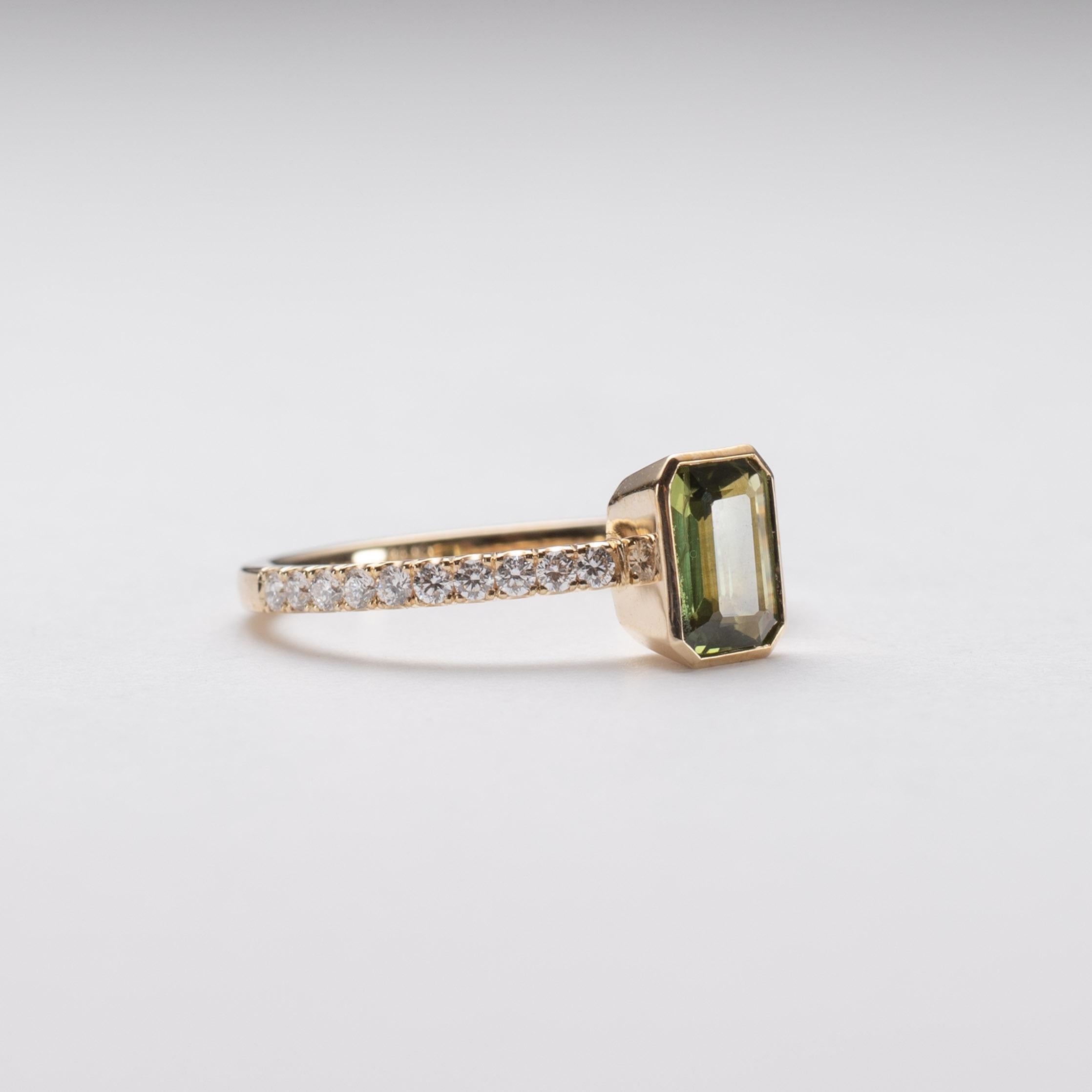 Taille émeraude Bague 14K saphir sarcelle diamant en vente