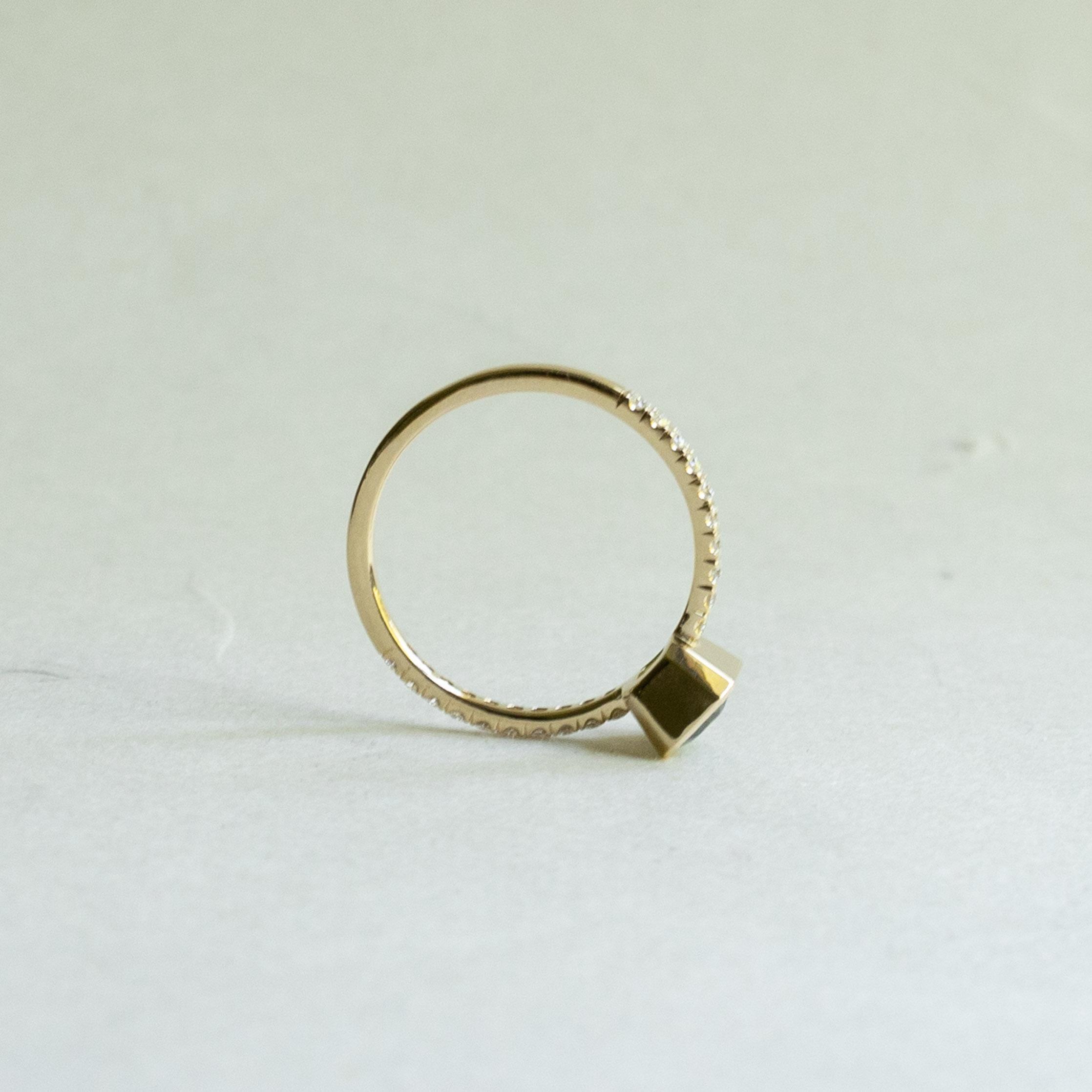 Métal : or jaune 14k
Pierre : Saphir vert naturel
Taille de la pierre : 1 carat
Forme de la pierre : Taille émeraude
Pierres d'accentuation : Diamants naturels
Couleur et pureté du diamant : G+, VS
Largeur de la bande : 1,6 mm