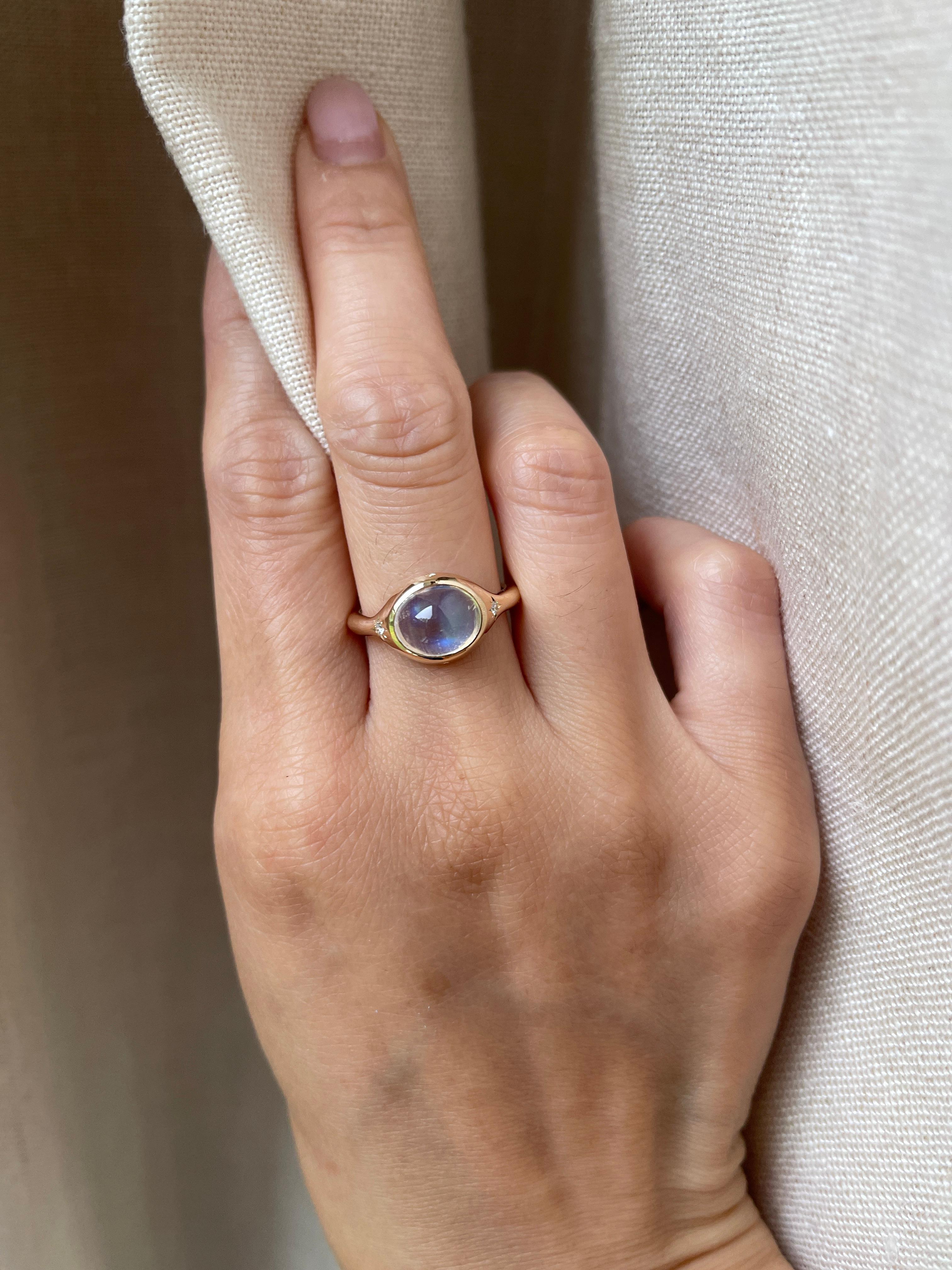 Bague pierre de lune 14K à reflets bleus en vente 1