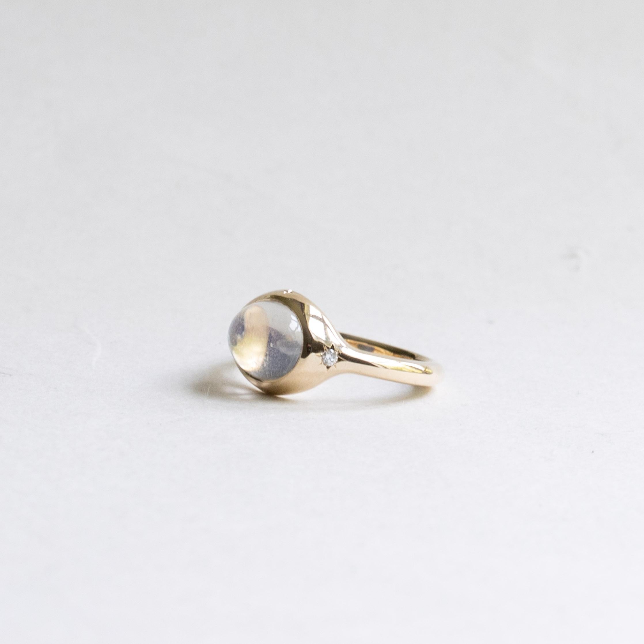 Taille ovale Bague pierre de lune 14K à reflets bleus en vente