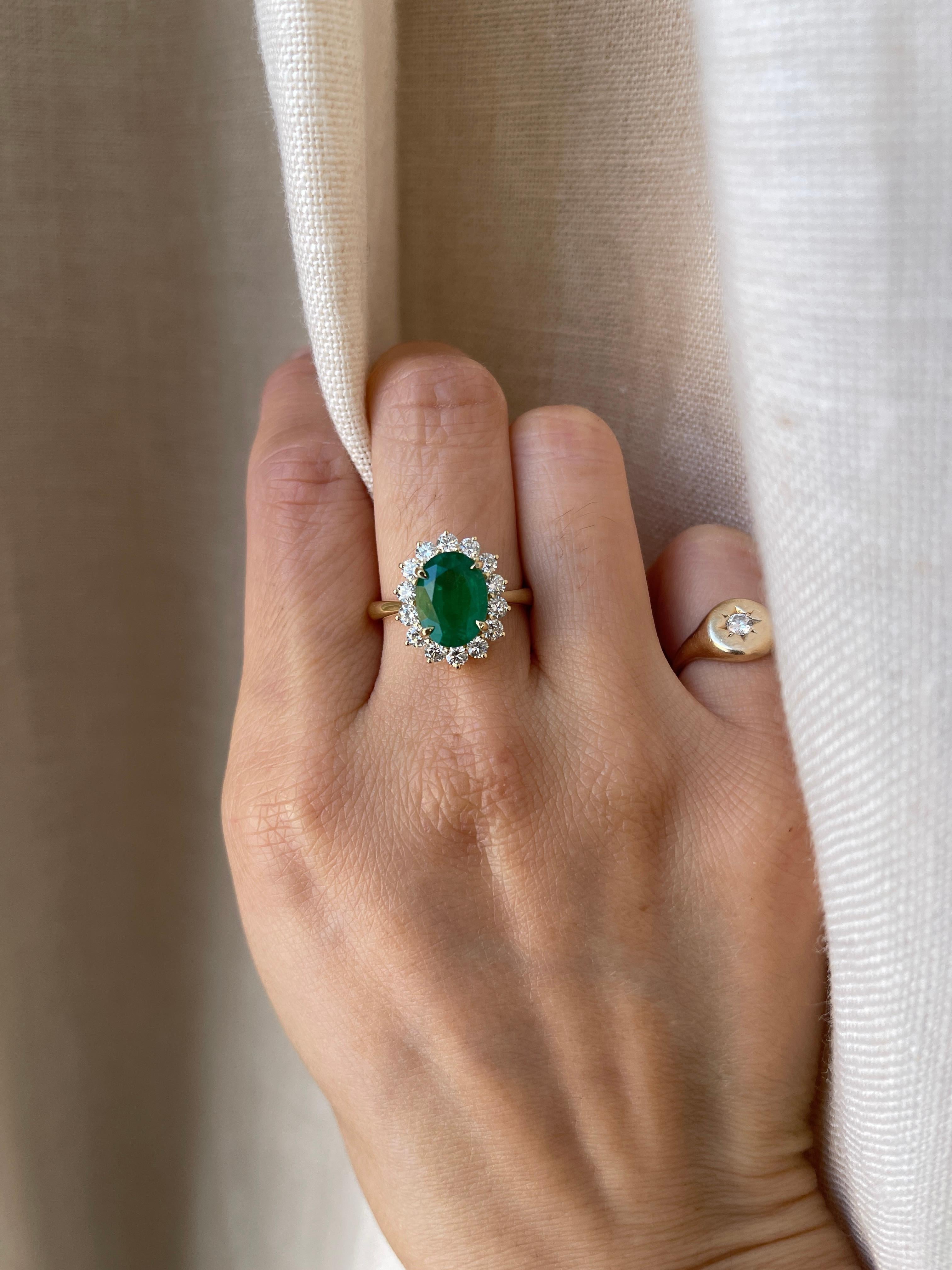 18K GIA 3,03 Karat Smaragd Diamant Halo Ring (Zeitgenössisch) im Angebot