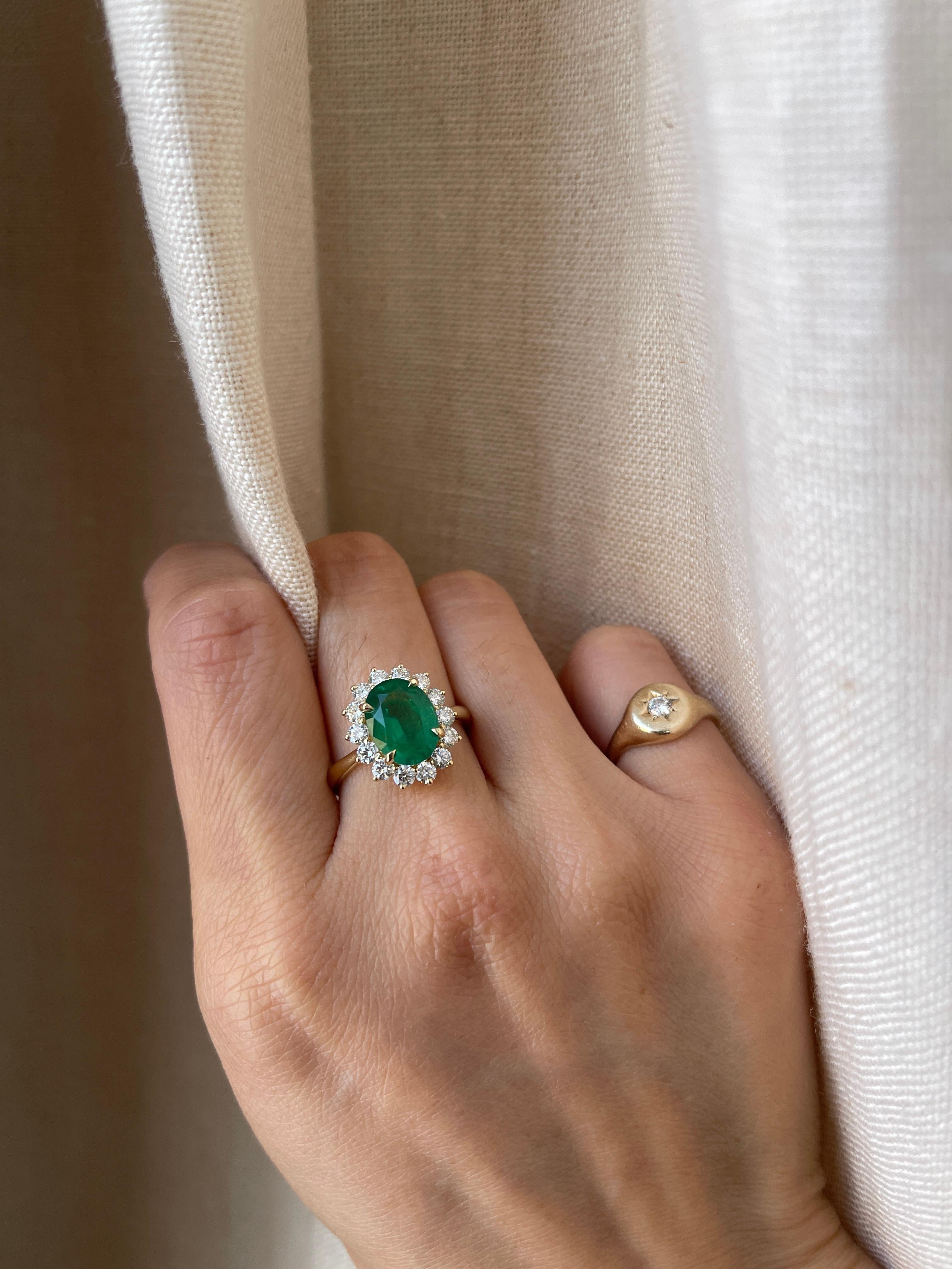 18K GIA 3,03 Karat Smaragd Diamant Halo Ring im Angebot 1