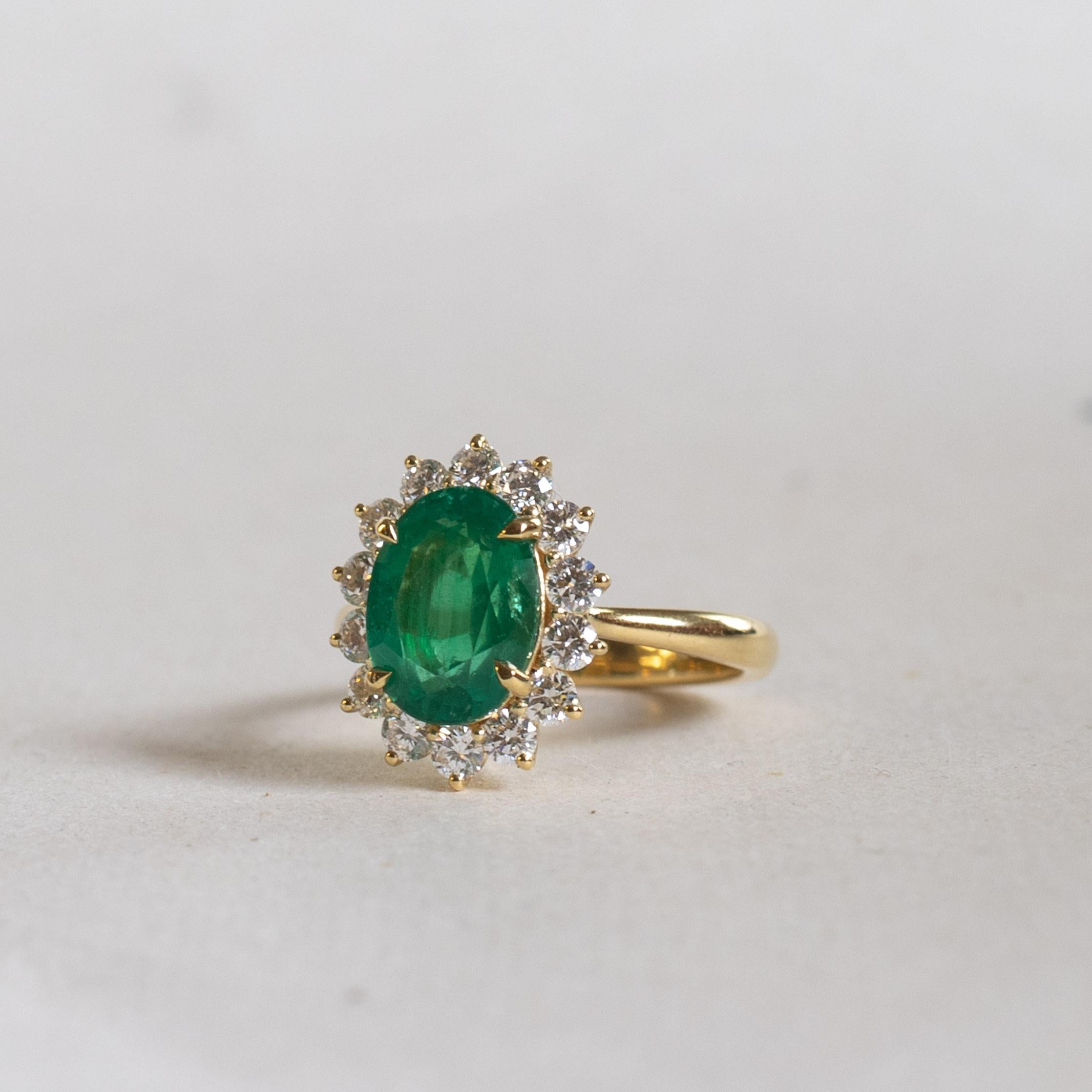 18K GIA 3,03 Karat Smaragd Diamant Halo Ring (Ovalschliff) im Angebot