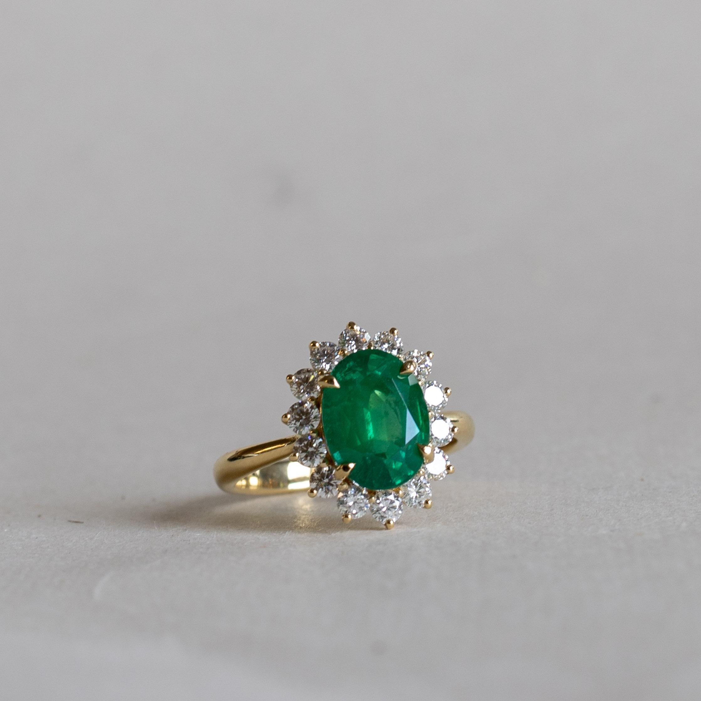 18K GIA 3,03 Karat Smaragd Diamant Halo Ring im Angebot 2