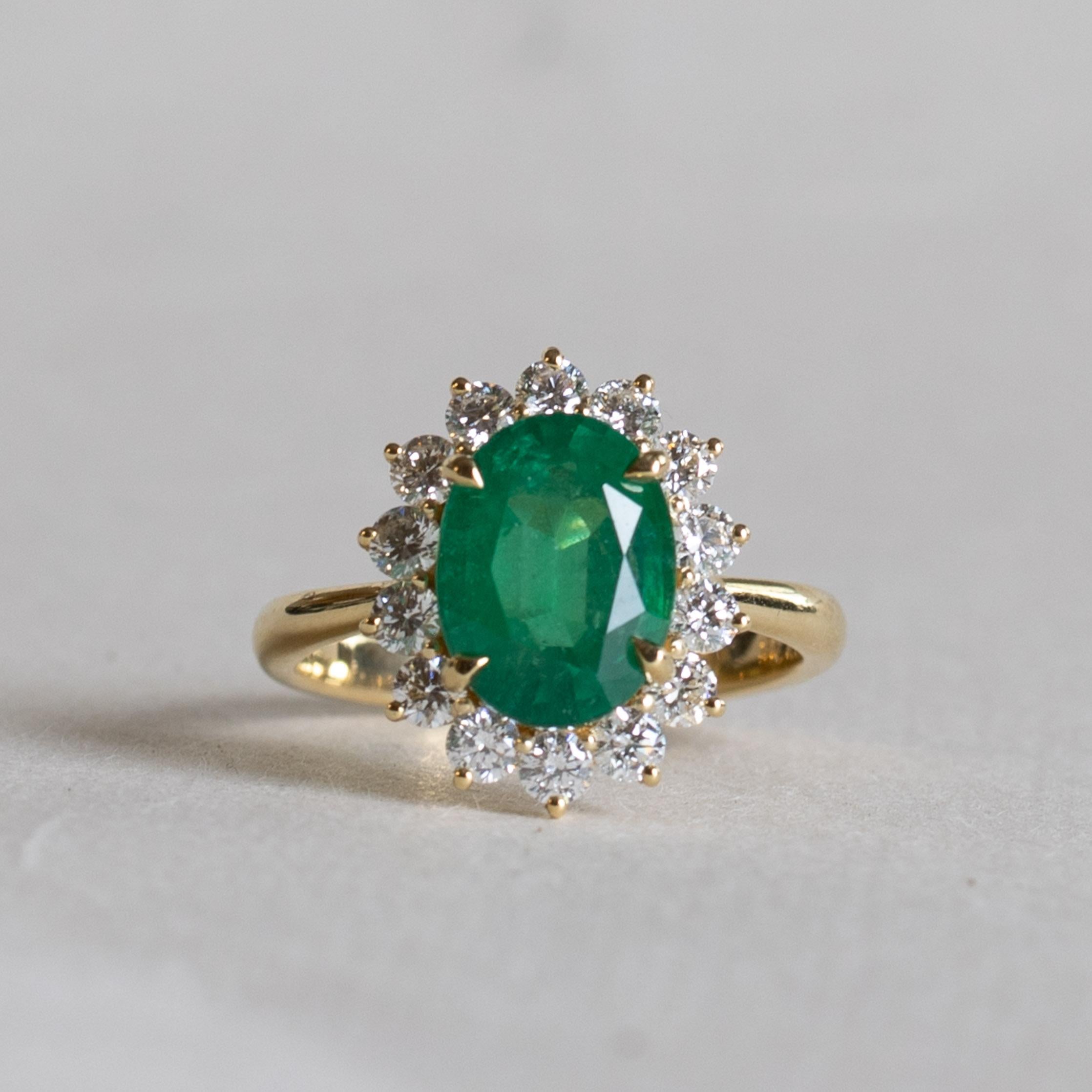 Natürlicher Smaragd mit Diamant-Halo-Ring
Metall: 18K Gelbgold
Stein: Natürlicher Smaragd
Stein Gewicht: 3,03 Karat
Akzent-Steine: Natürliche Diamanten
Farbe und Reinheit des Diamanten: G+, VS
Diamantgewicht: 0,80 Karat Gesamtgewicht