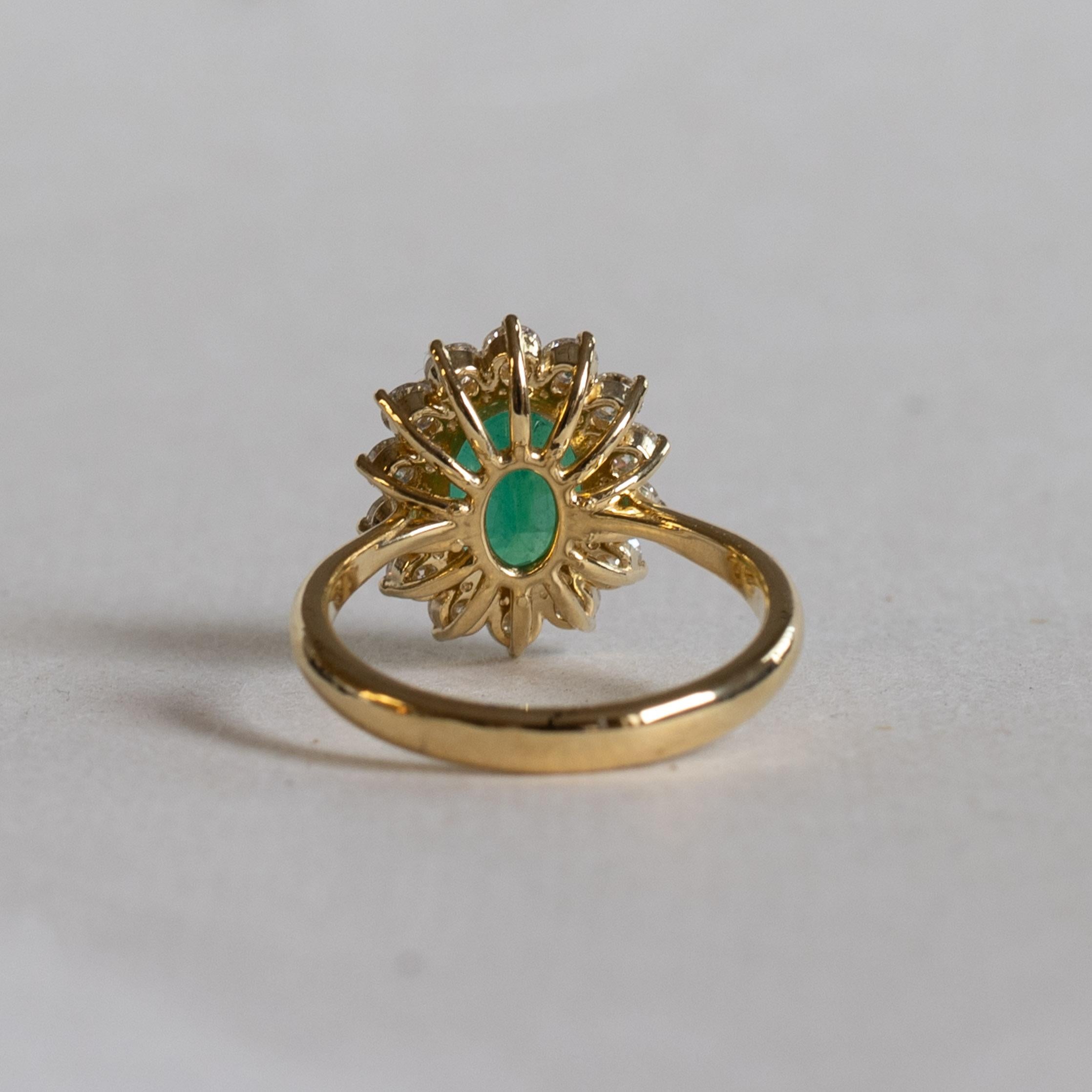 18K GIA 3,03 Karat Smaragd Diamant Halo Ring im Zustand „Neu“ im Angebot in Wallingford, CT