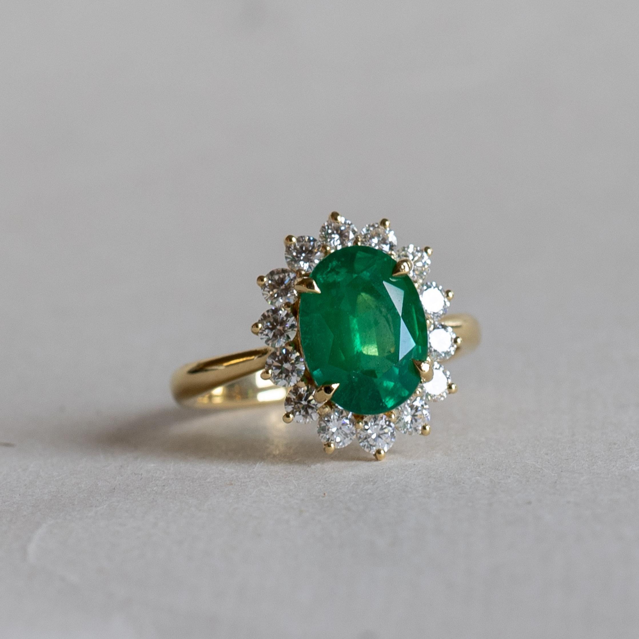 18K GIA 3,03 Karat Smaragd Diamant Halo Ring Damen im Angebot