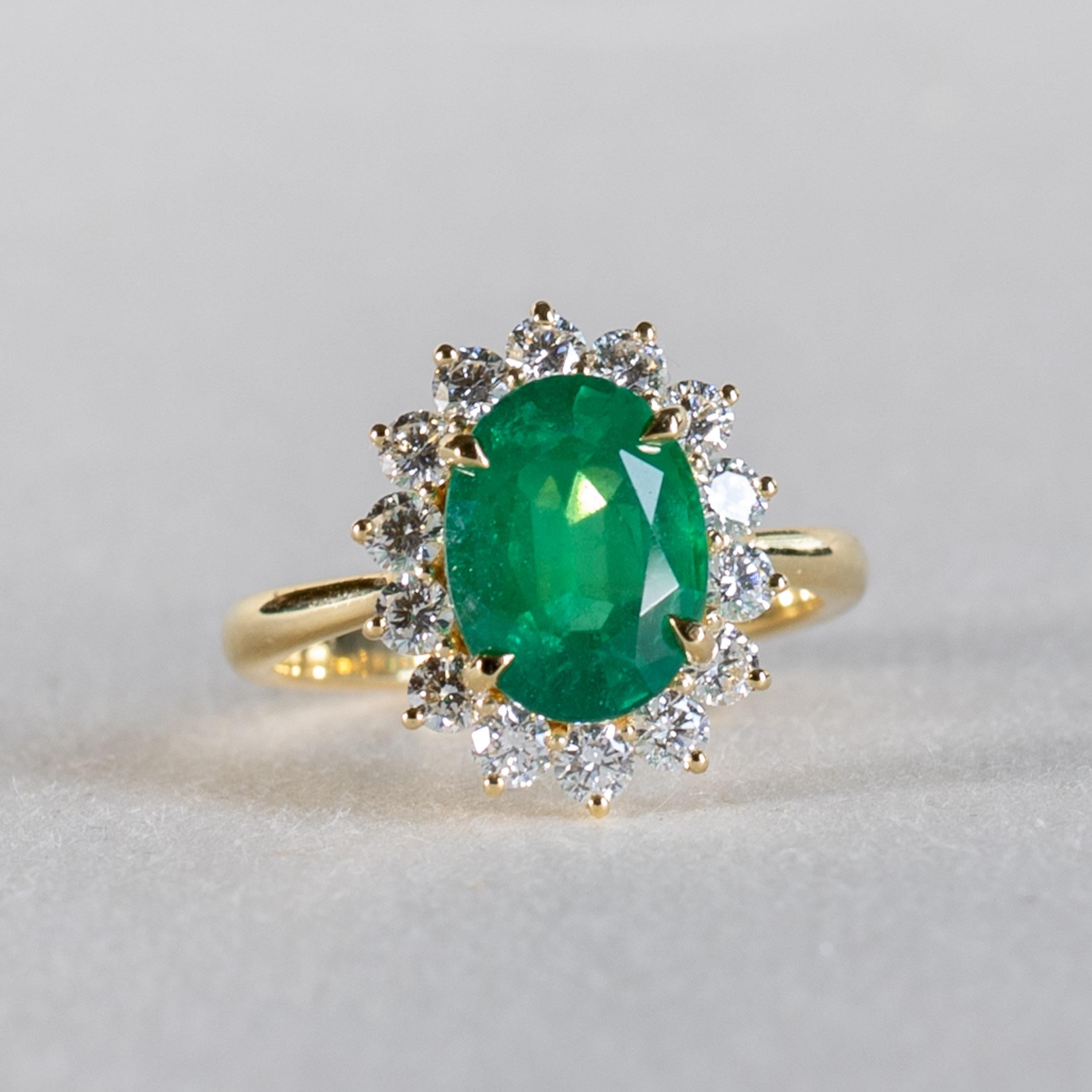 18K GIA 3,03 Karat Smaragd Diamant Halo Ring im Angebot 3