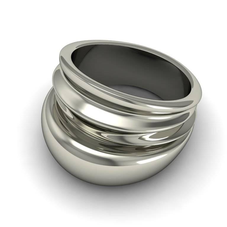 A graphic and feminine ring that beautifully balances its considerable mass with lovely chiselled details.