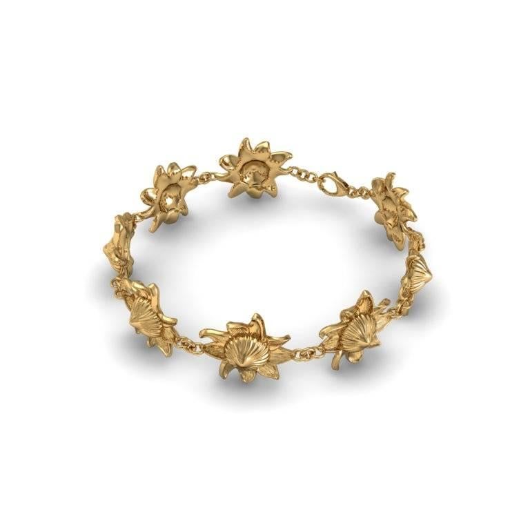 A balance between fragility and strength conjure up notions of the ephemeral nature of beauty. This is a very distinctive bracelet, which boasts meticulous craftsmanship.