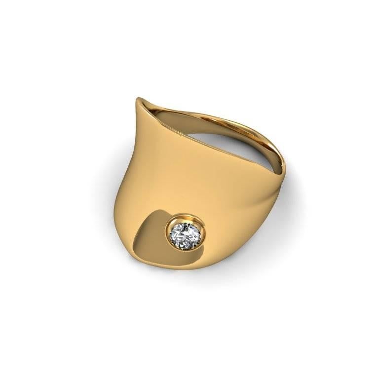 The organic curves of this ring fold around your finger naturally. The added gem seems to have fused with the wing motive, making this ring unforgettable. This is a true statement piece.