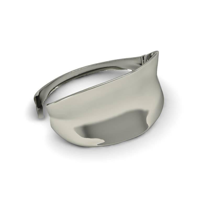 The organic curves of this bracelet fold around your wrist naturally. Influenced by African Art, the abstract wing motive gives it a unique yet mysterious look.