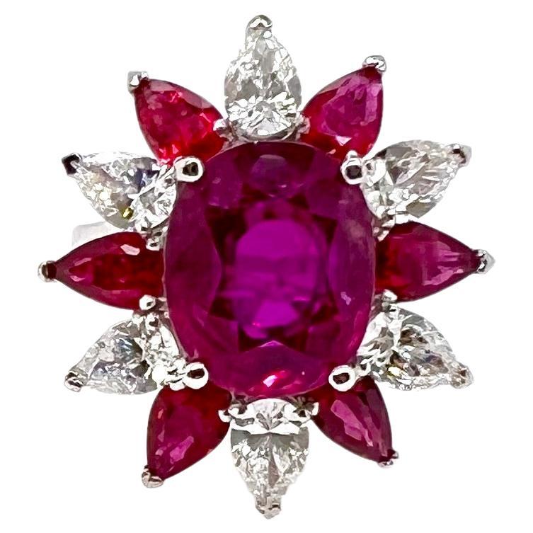Bague en or blanc 18 carats, rubis de Birmanie certifié GIA, chauffé avec rubis et diamants en vente