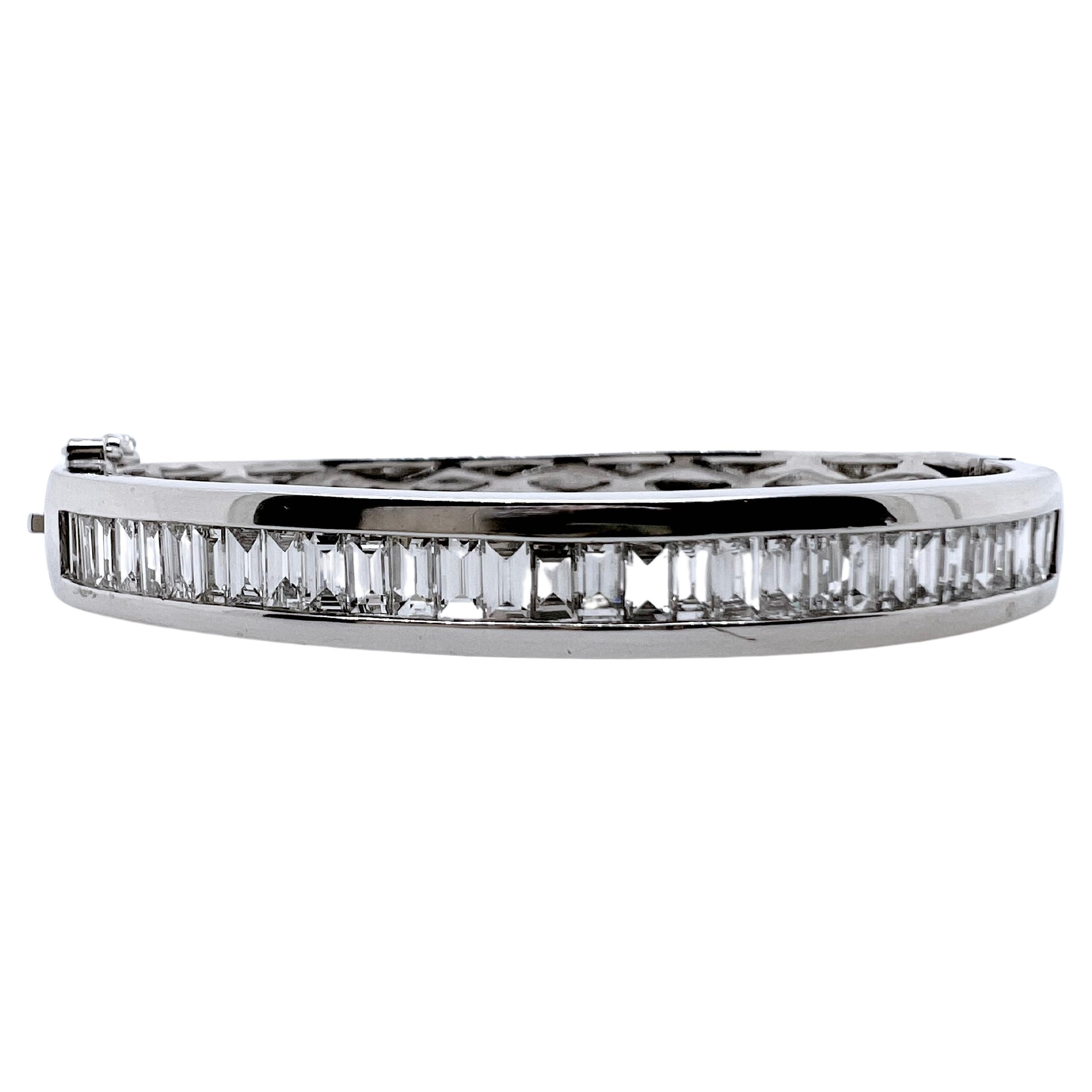 Bracelet jonc baguette en or blanc 14 carats serti de diamants