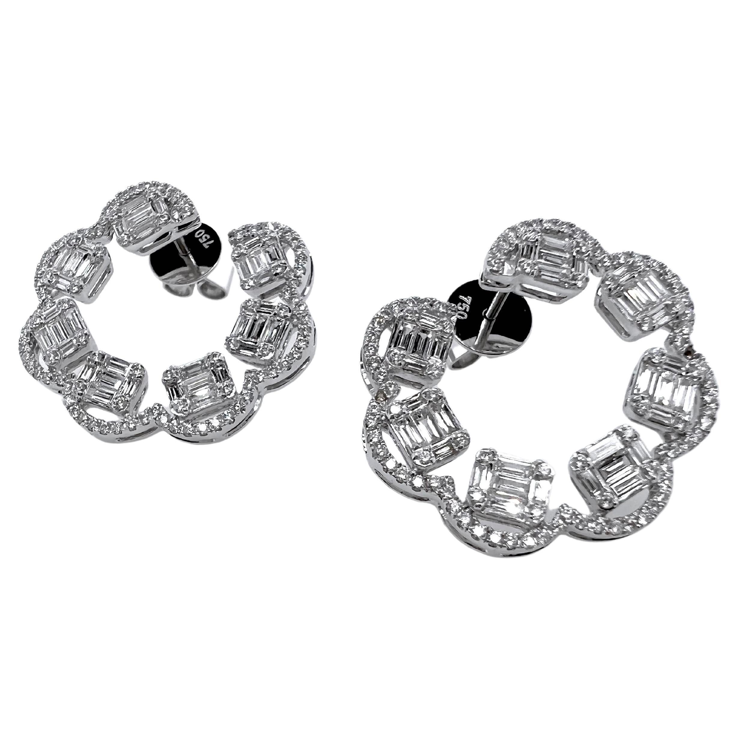 Boucles d'oreilles en or blanc 18 carats avec diamants ronds et baguettes de forme circulaire en vente