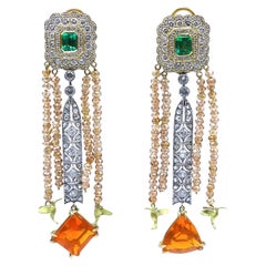 Vicente Gracia Boucles d'oreilles en or avec émeraudes, diamants et opales de feu et oiseaux orange, XXIe siècle