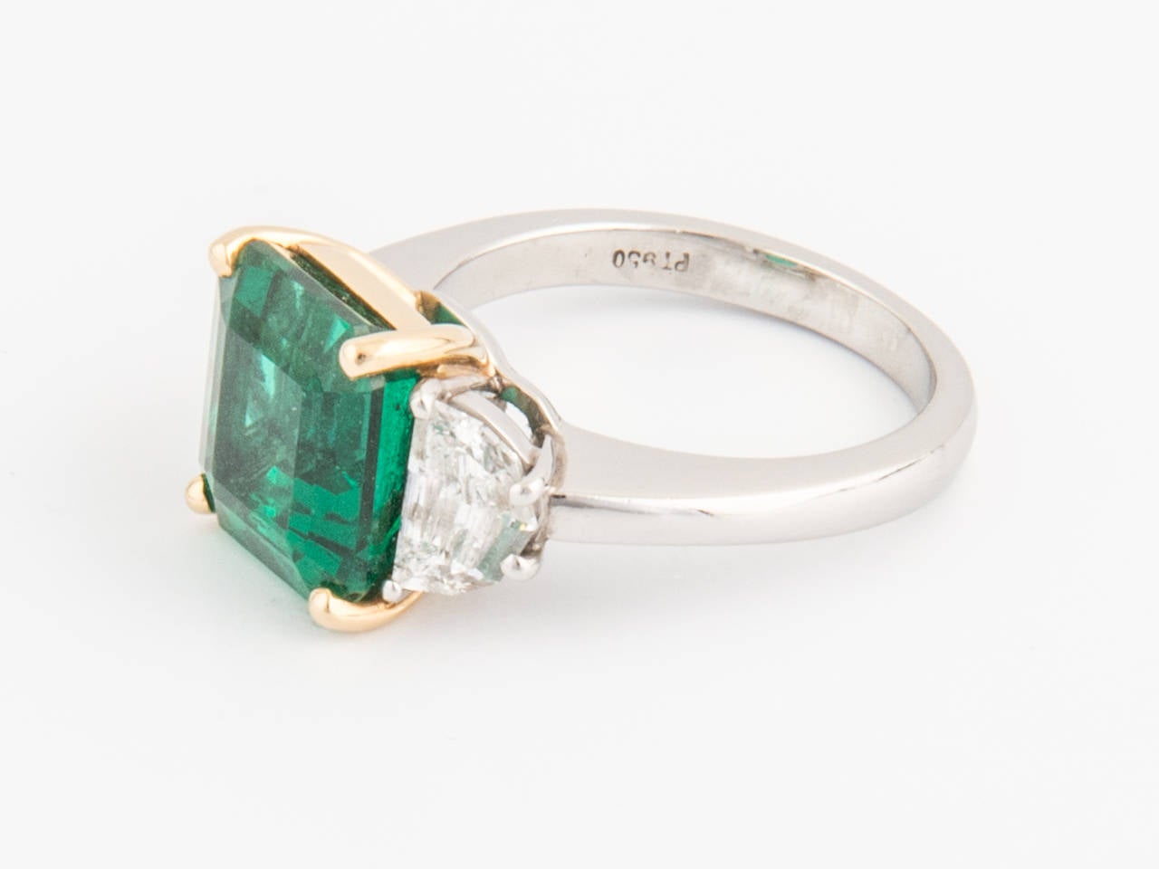 Ring, Platinum and 18k yellow gold, mounted with One emerald-cut Emerald (octagonal) natural color, weighing 4.01 carats (Russia-Ural) - GRS Certificate No. GRS2004-040769- And 2 diamonds shields, weighing 0.72 carats-Rare Natural Emerald, with a