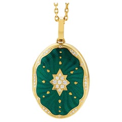 Collana con ciondolo ovale in oro giallo 18k con smalto verde e 37 diamanti da 0,29 carati
