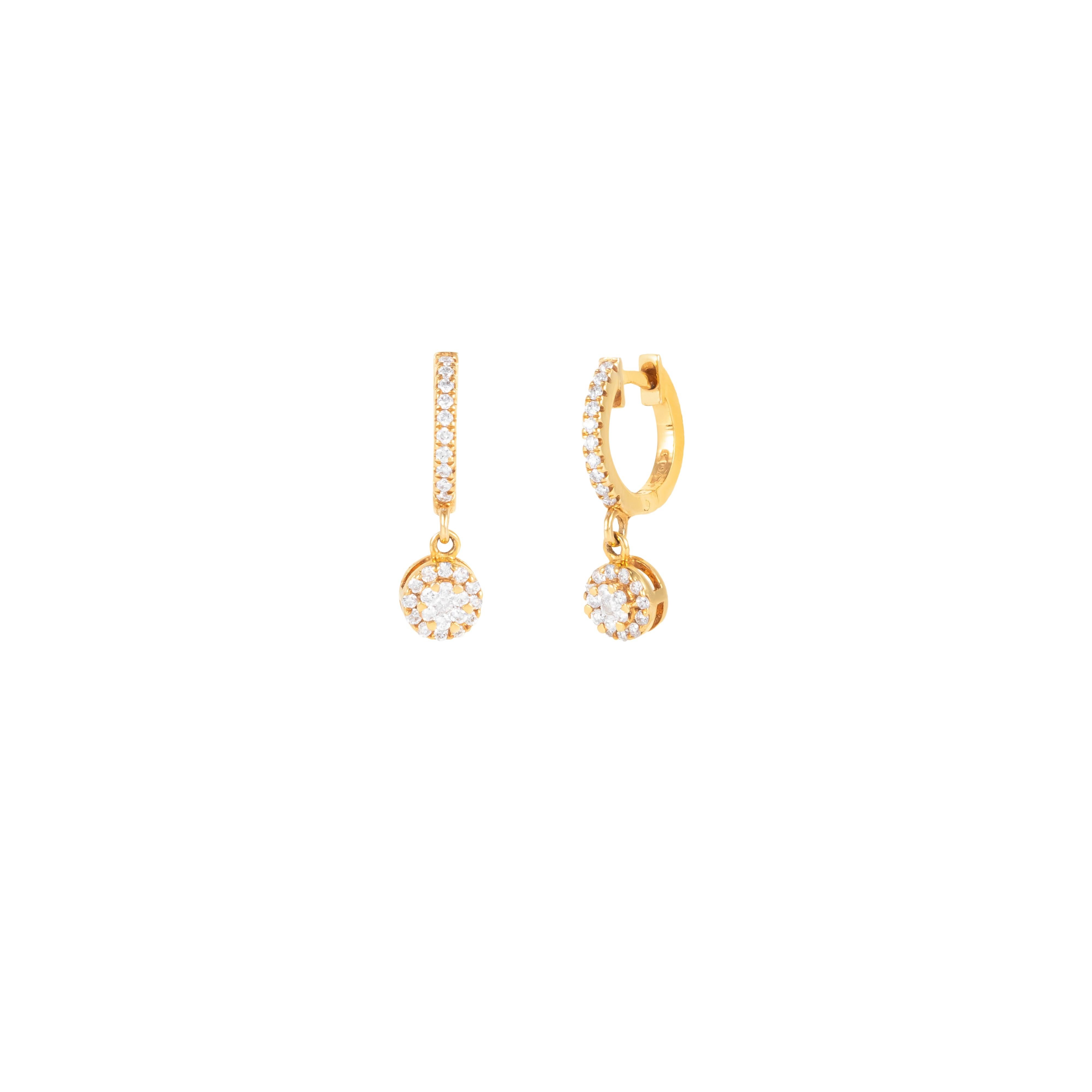 Delicatamente realizzati in oro 18 carati, questi orecchini a goccia presentano 0,25 carati di diamanti finemente tagliati, disposti con cura per catturare l'eleganza nella sua forma più raffinata. Ogni diamante è stato selezionato a mano per la sua