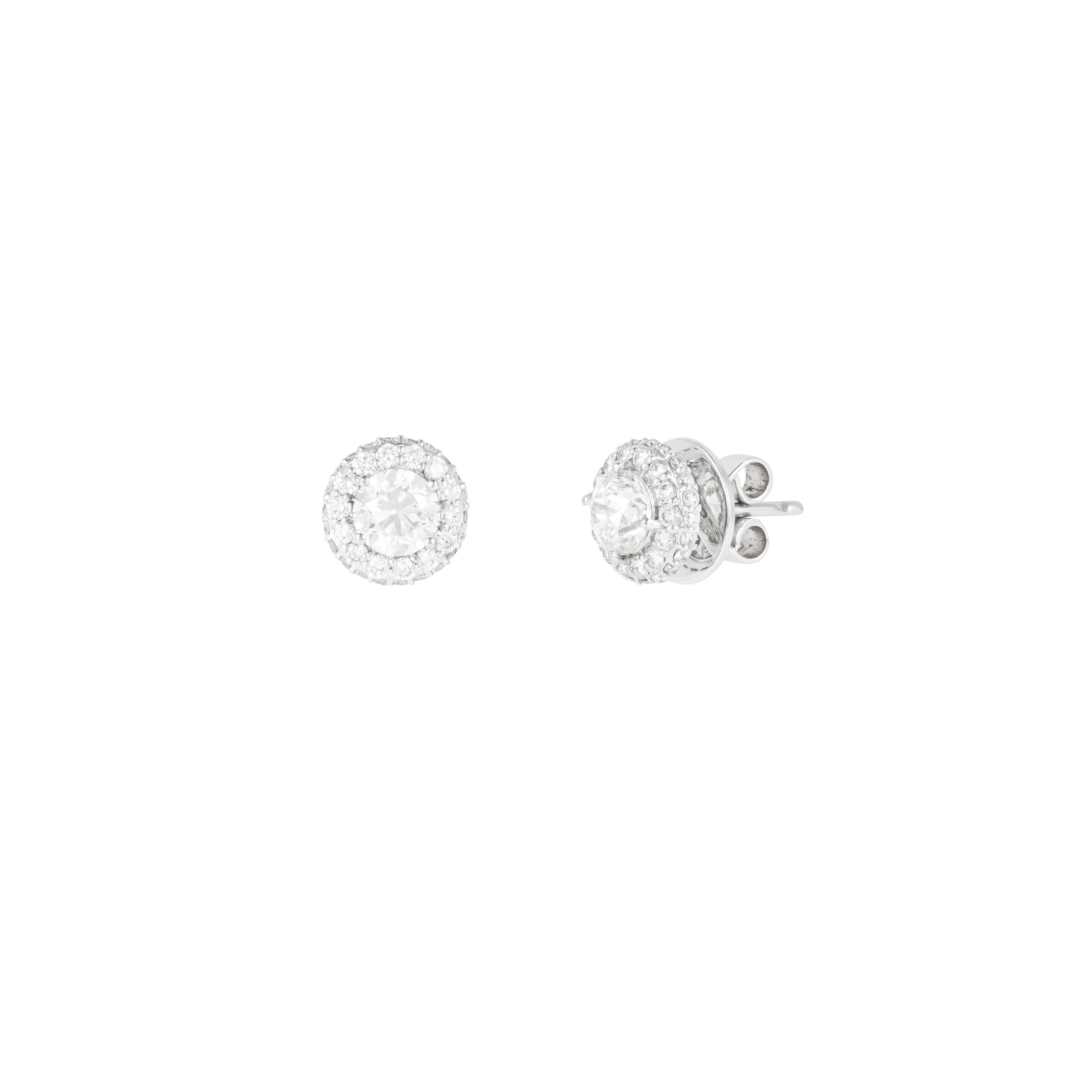 Progettati con precisione e un profondo rispetto per l'eleganza senza tempo, questi orecchini a perno in oro 18 carati presentano 2,15 carati di diamanti sapientemente abbinati. Ogni pietra è stata meticolosamente selezionata per il suo taglio, la