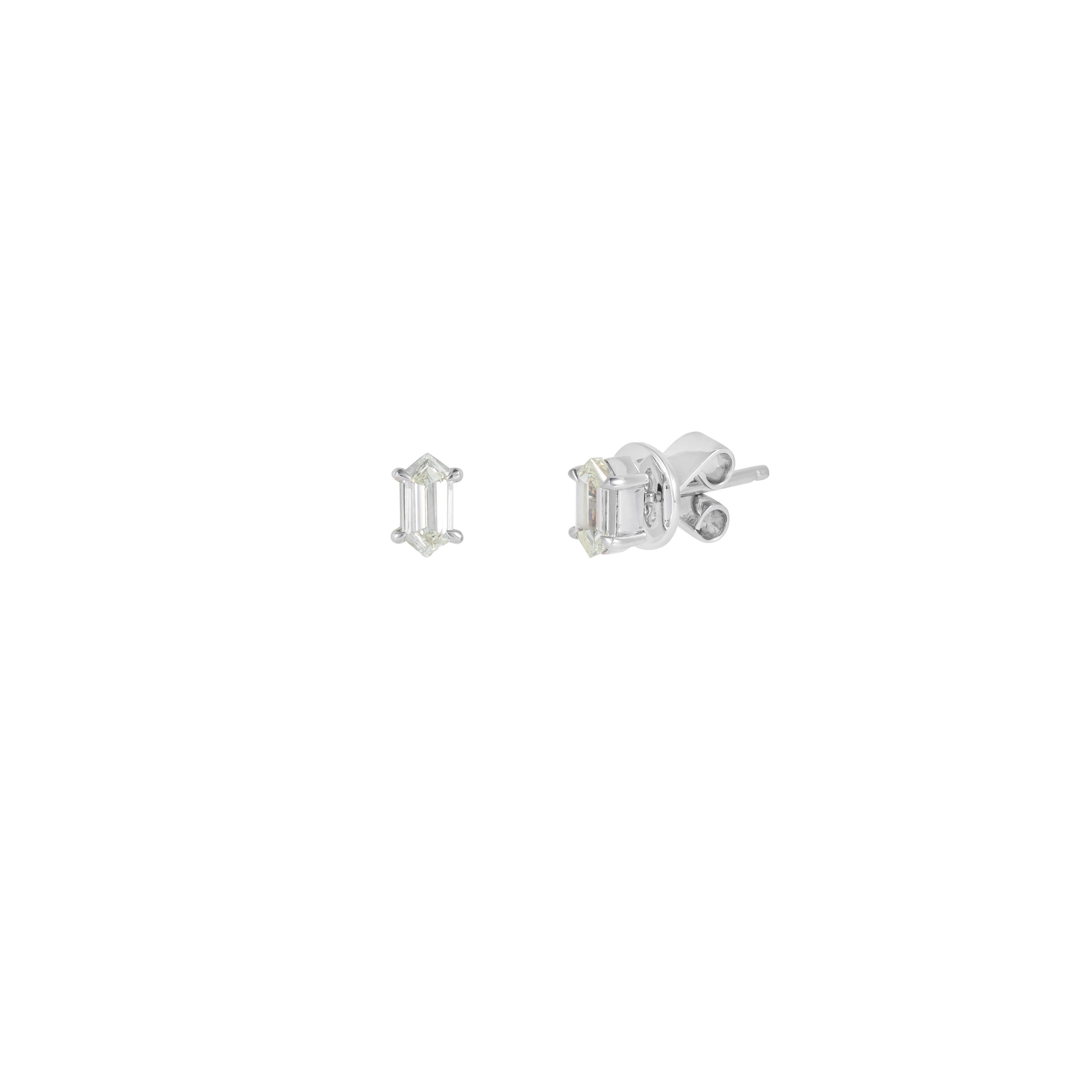 Ces boucles d'oreilles en or 18 carats, d'un minimalisme raffiné, comportent un total de 0,7 carats de diamants, soigneusement sélectionnés pour leur brillance et leur proportion. Chaque pierre est assortie à la main en termes de clarté et de