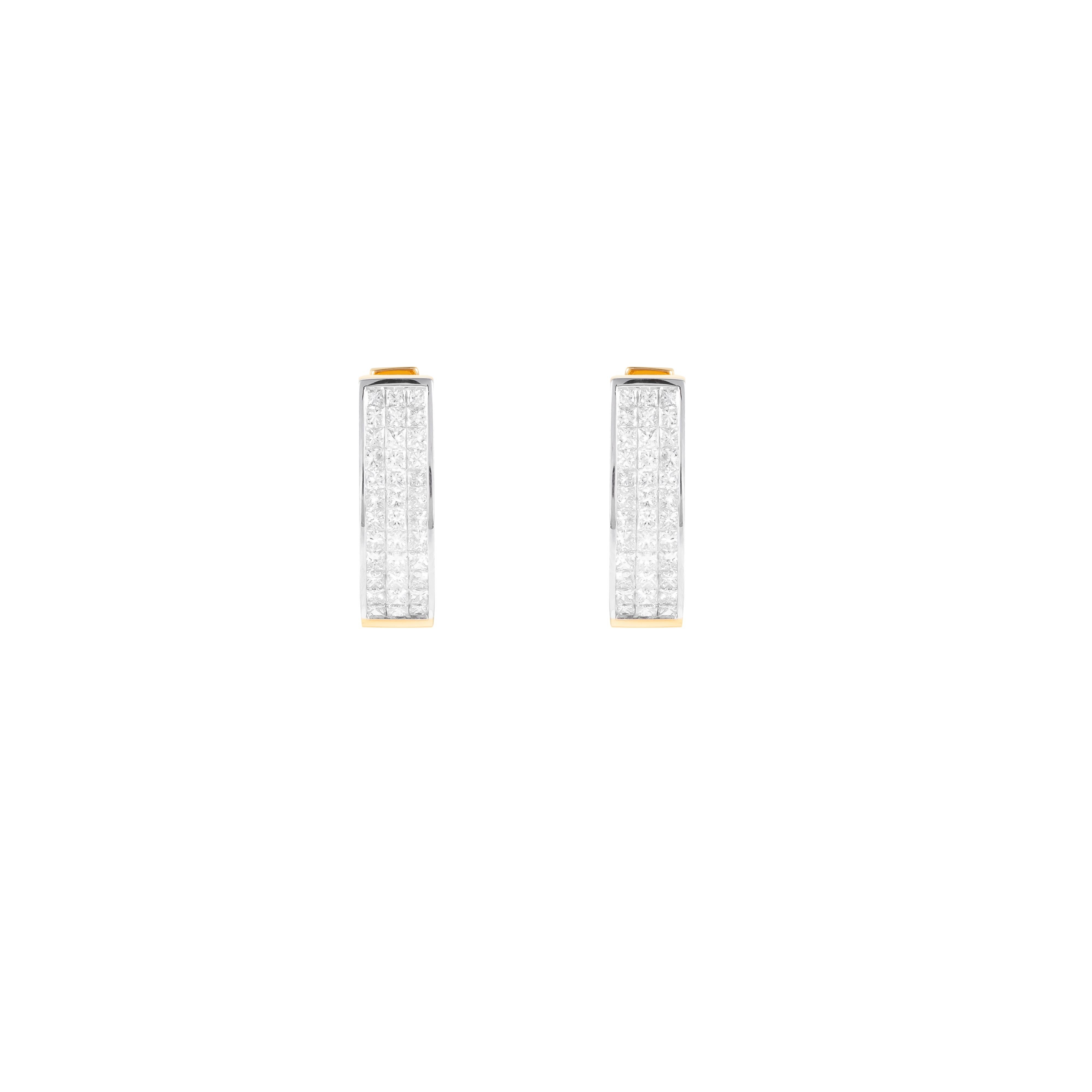 Scolpiti per riflettere l'eleganza moderna, questi orecchini da cocktail in oro 18 carati presentano un totale di 1,1 carati di diamanti intricati. Ogni pietra viene accuratamente selezionata per la sua brillantezza e uniformità, poi incastonata per