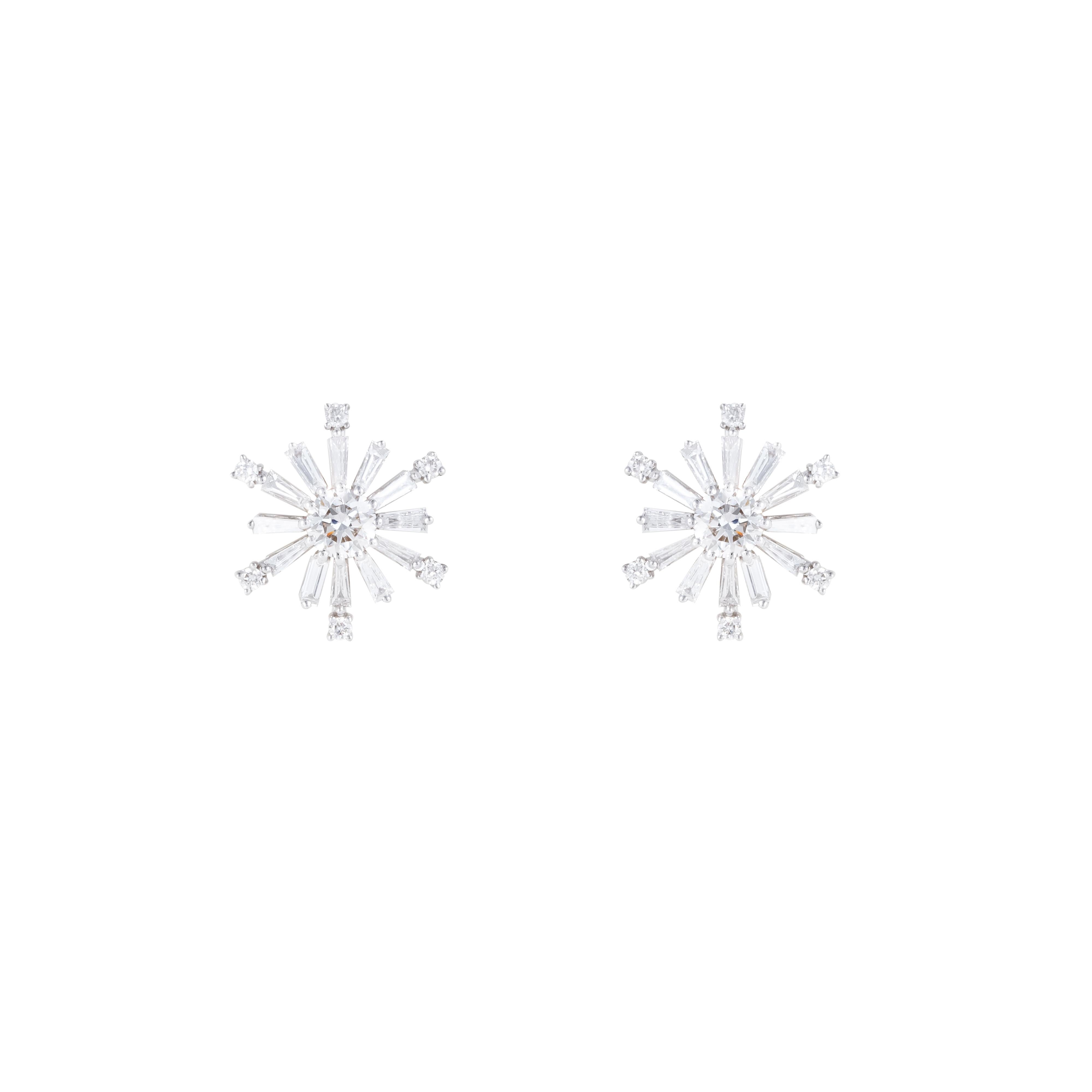 Con un peso totale di 1,122 carati, questi orecchini con diamanti in oro 18 carati riflettono un equilibrio meticoloso di brillantezza, proporzione e maestria. Ogni diamante a taglio rotondo viene scelto individualmente per la sua eccezionale